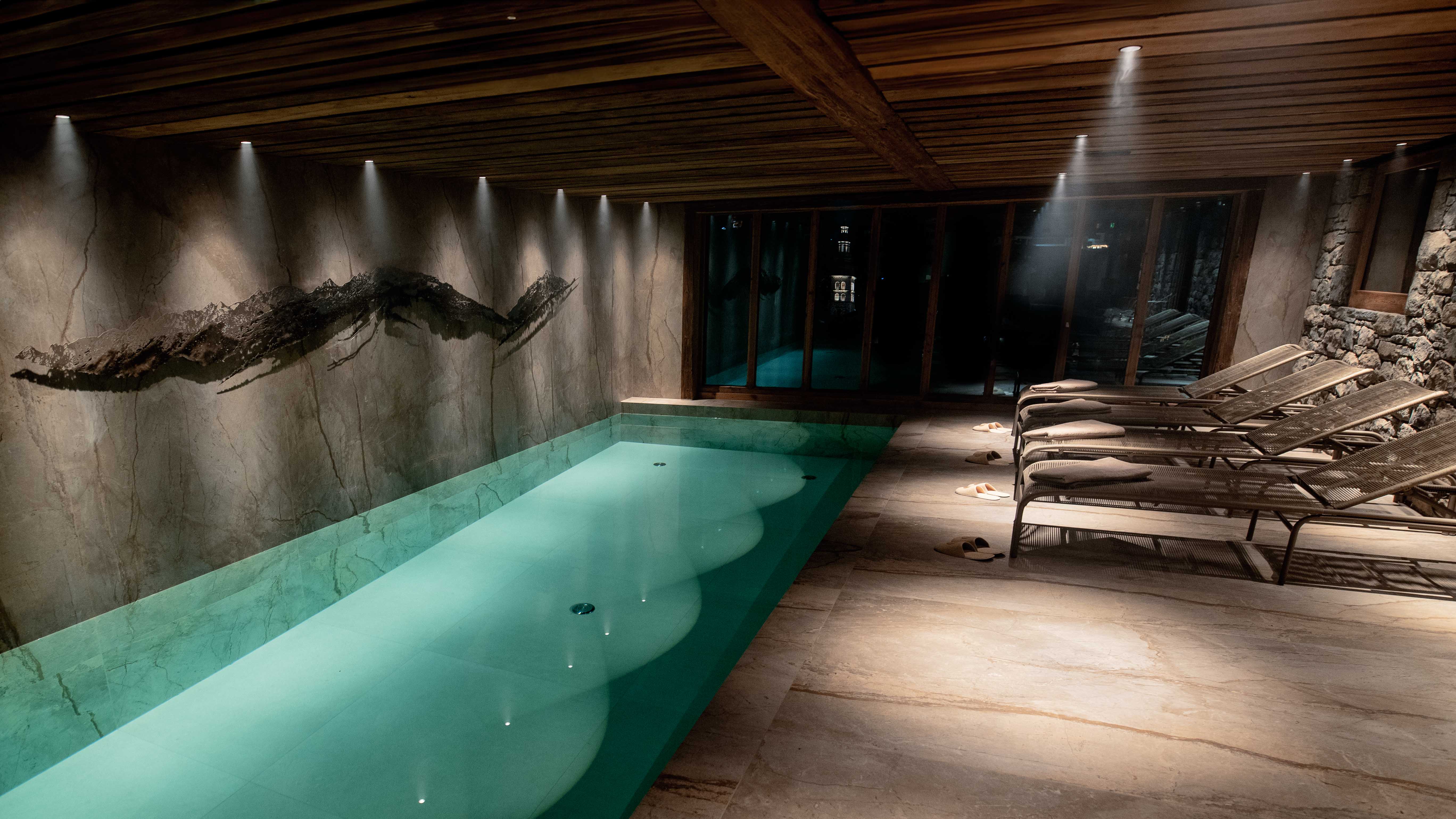 Photo de la piscine avec vu sur le village de La Clusaz