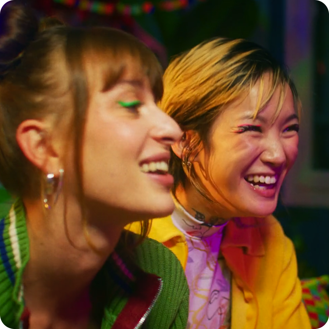 Deux femmes souriantes, issues d'une campagne vidéo faite par Kom pour Fuitz 