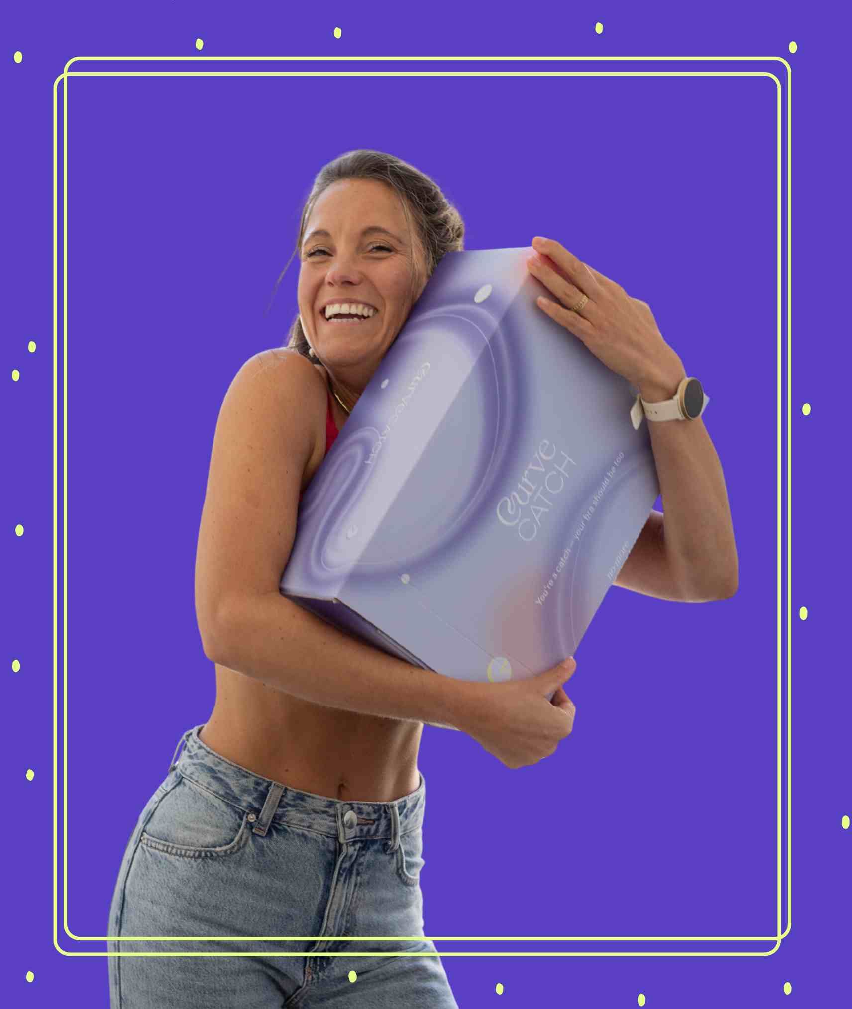 Vrouw die glimlacht terwijl ze haar CurveCatch box knuffelt op een paarse achtergrond