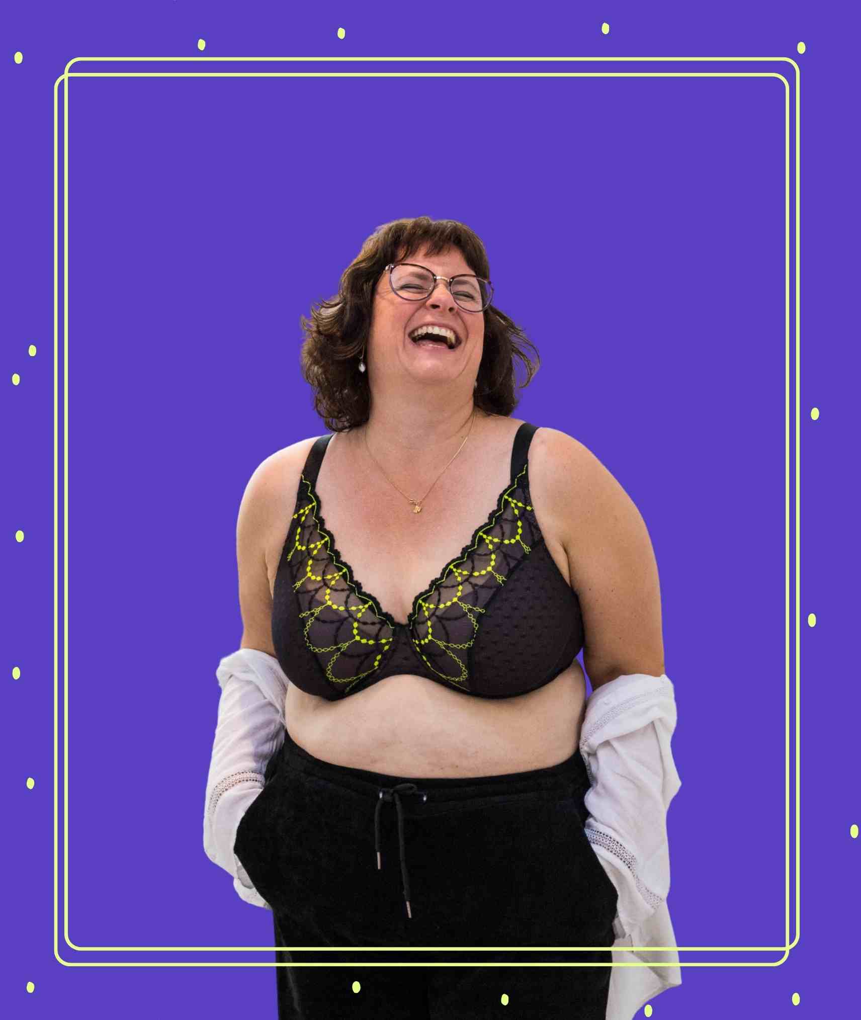 Vrouw die glimlacht in haar BH van PrimaDonna op paarse achtergrond