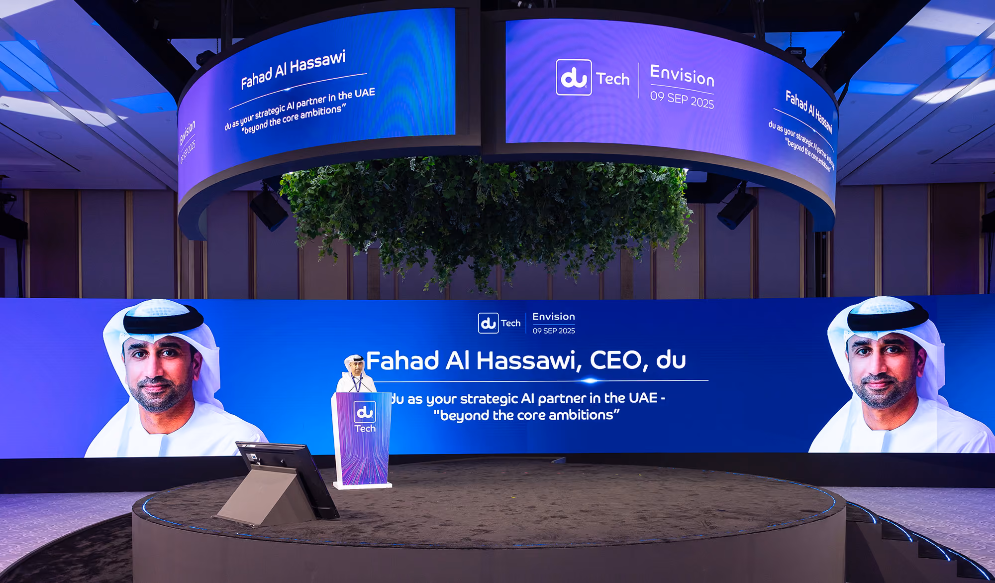 Du CEO Presenting