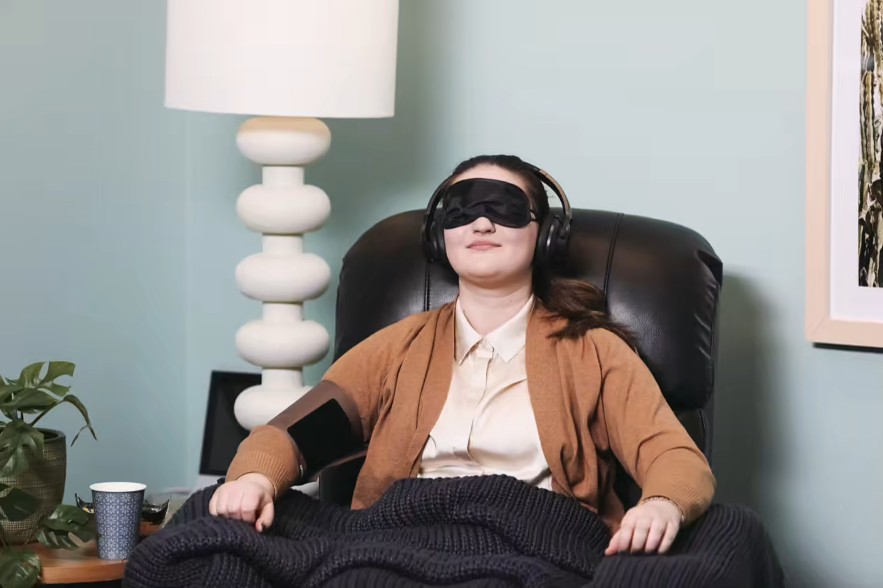 Patient resting with eye mask and headphones during a monitored session
