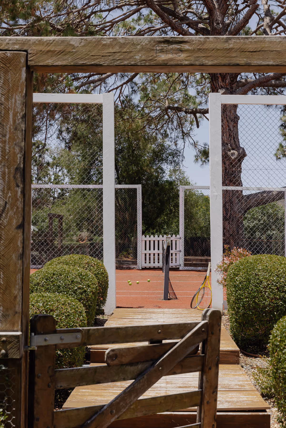 Entry to tennis court