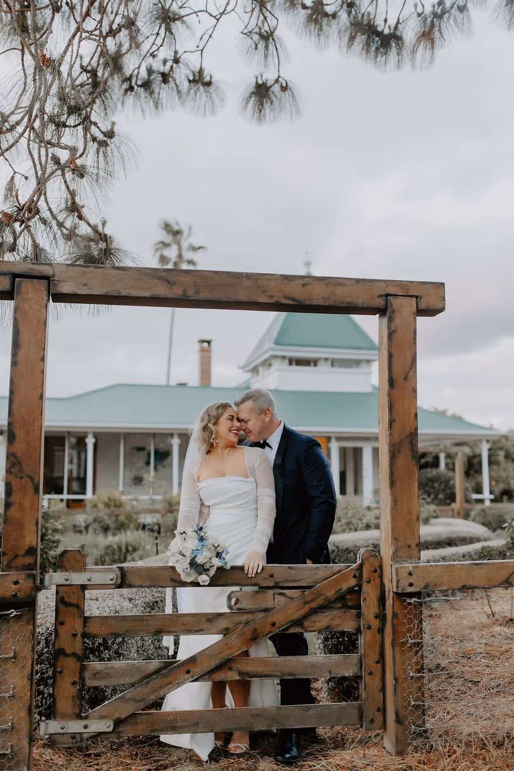Couple having a wedding at Braeside at the front gate