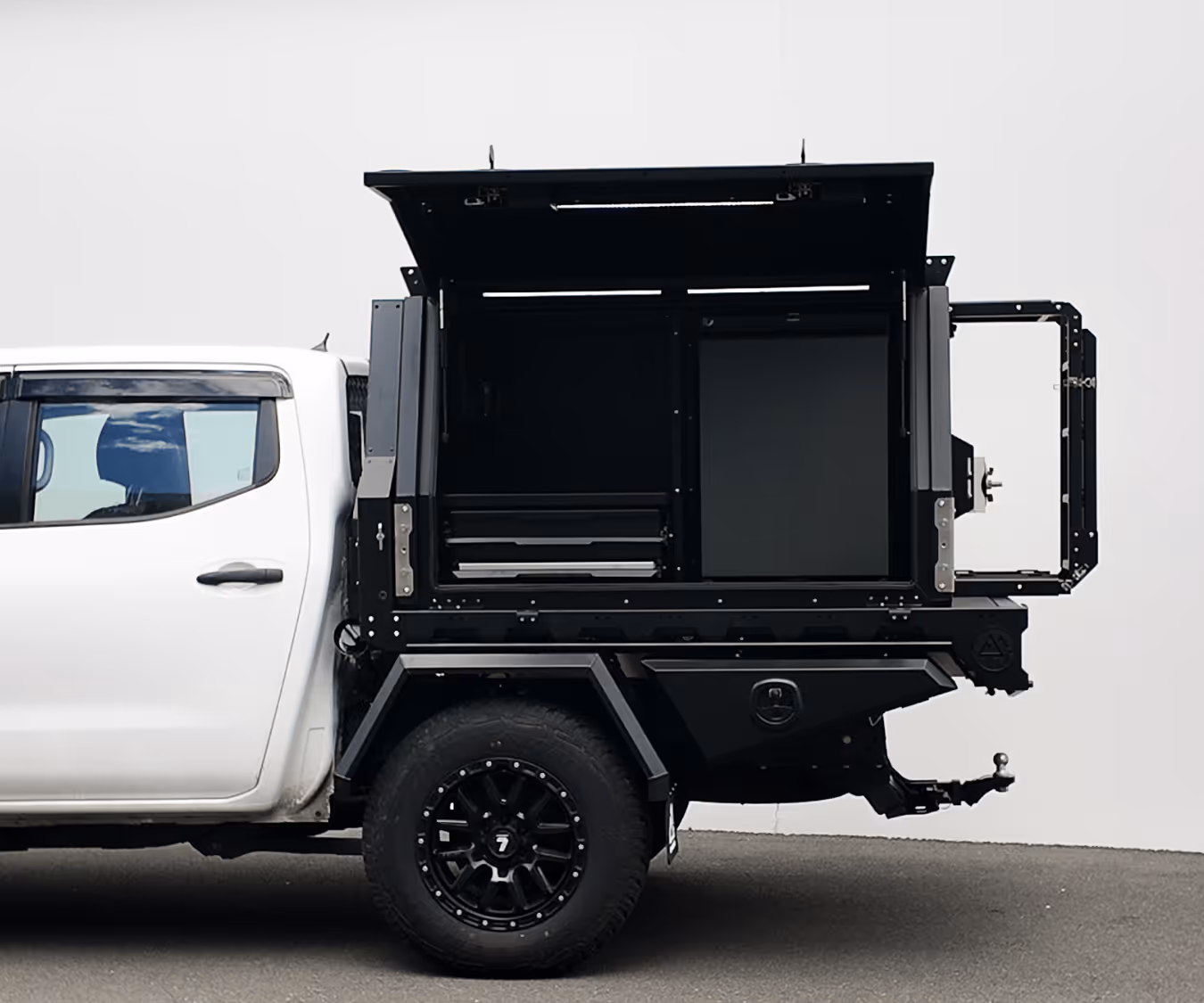 nissan navara with wellside canopy