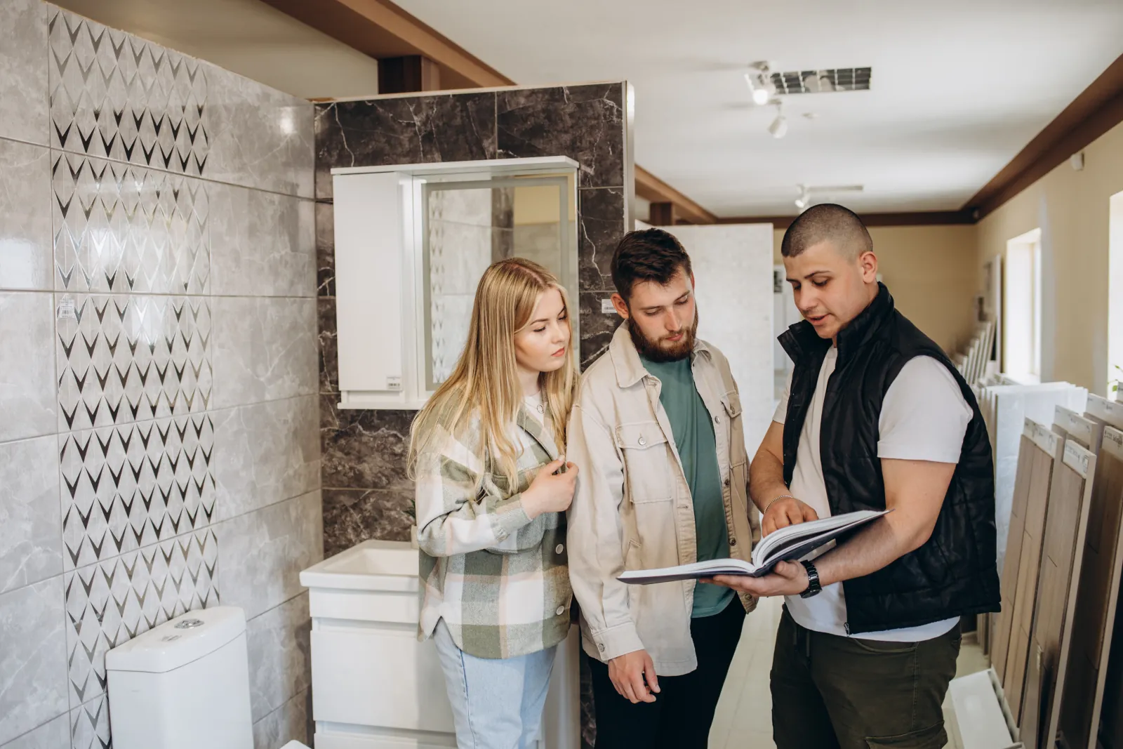 Homeowners consulting contractor about bathroom renovation project  