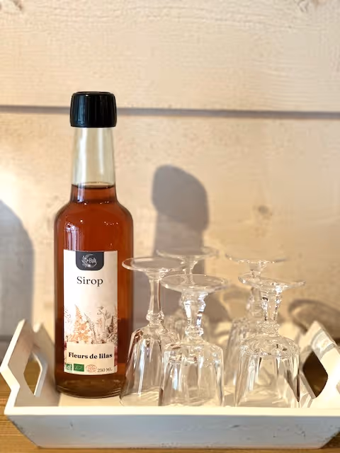 Un sirop floral délicat à diluer dans de l'eau plate, pétillante ou encore dans un vin blanc ou de la bière pour des boissons apéritives originales. Ingrédients : Sucre blond (55%) fleurs de lilas, jus de citron