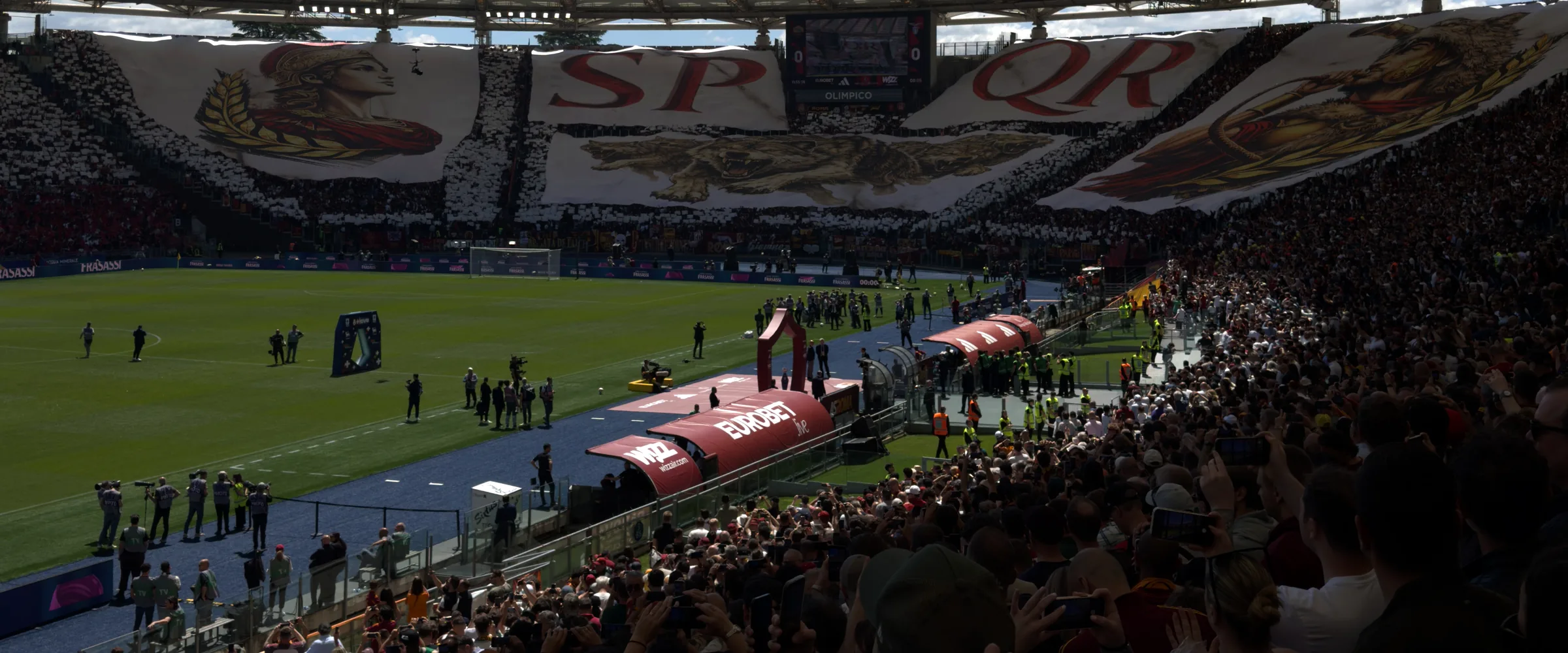 Supporters en tifo tijdens een Europese uitwedstrijd in het Stadio Olimpico in Rome
