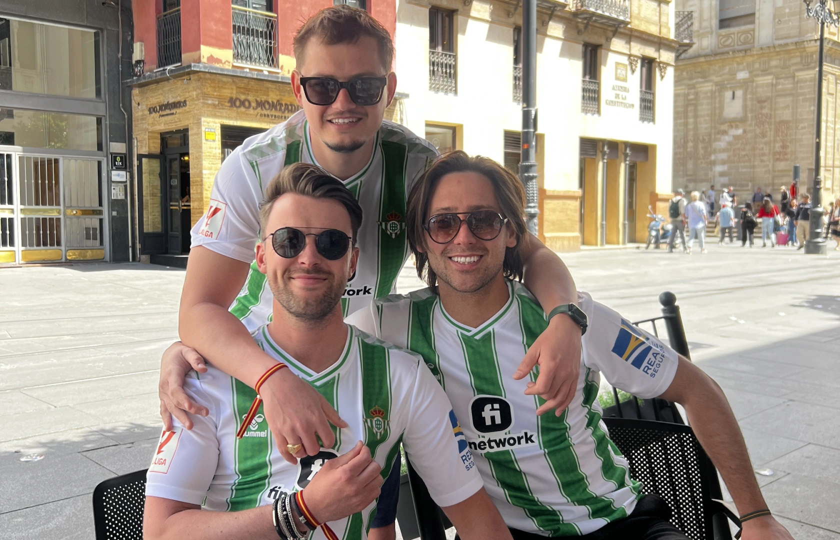 Voetbalsupporters vieren een vrijgezellenfeest tijdens een derby in een Europese voetbalstad