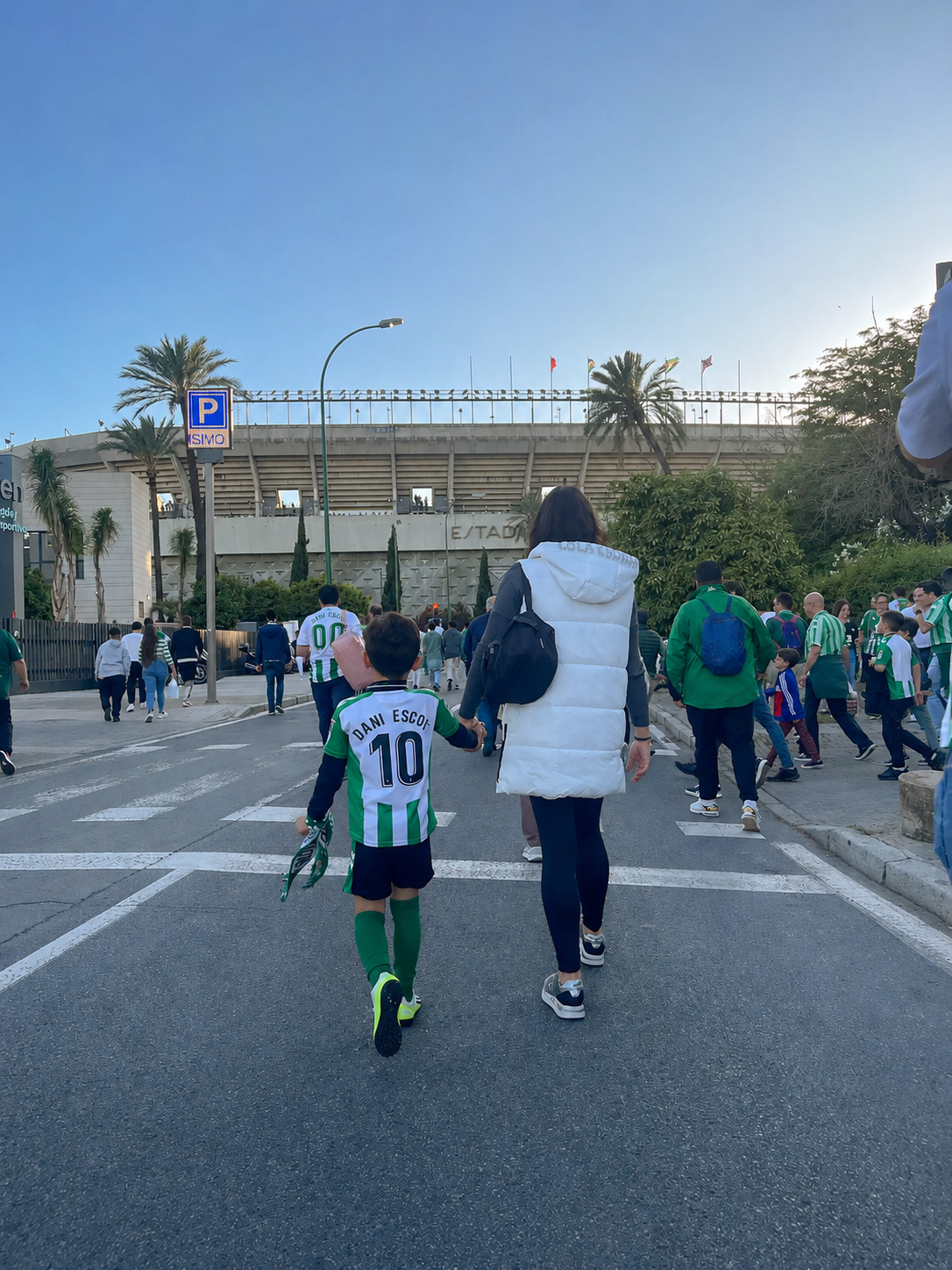 Voetbalsupporters vieren de Sevilla derby tussen Sevilla FC en Real Betis