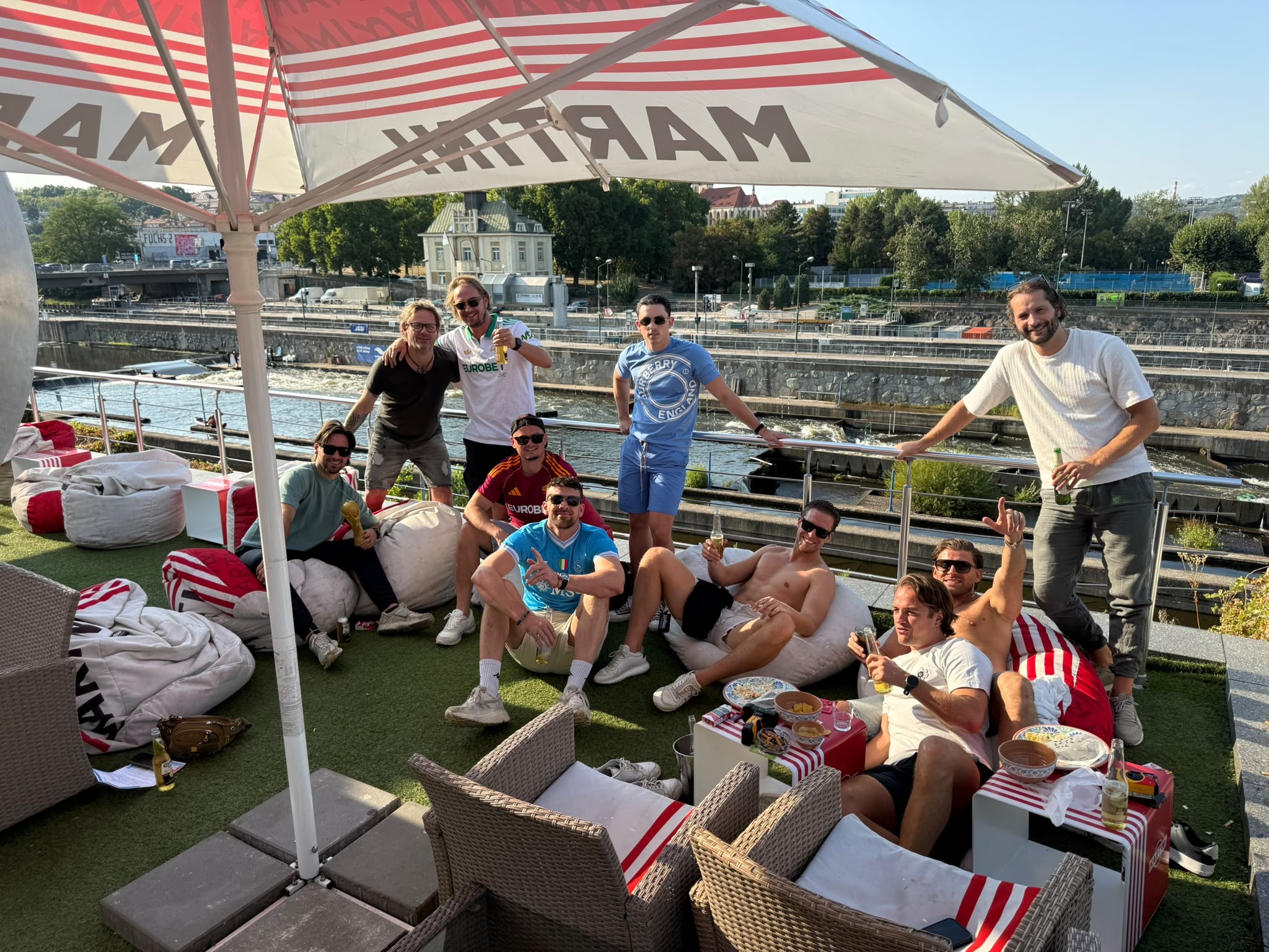 Vriendengroep tijdens een vrijgezellenfeest in een Europese stad