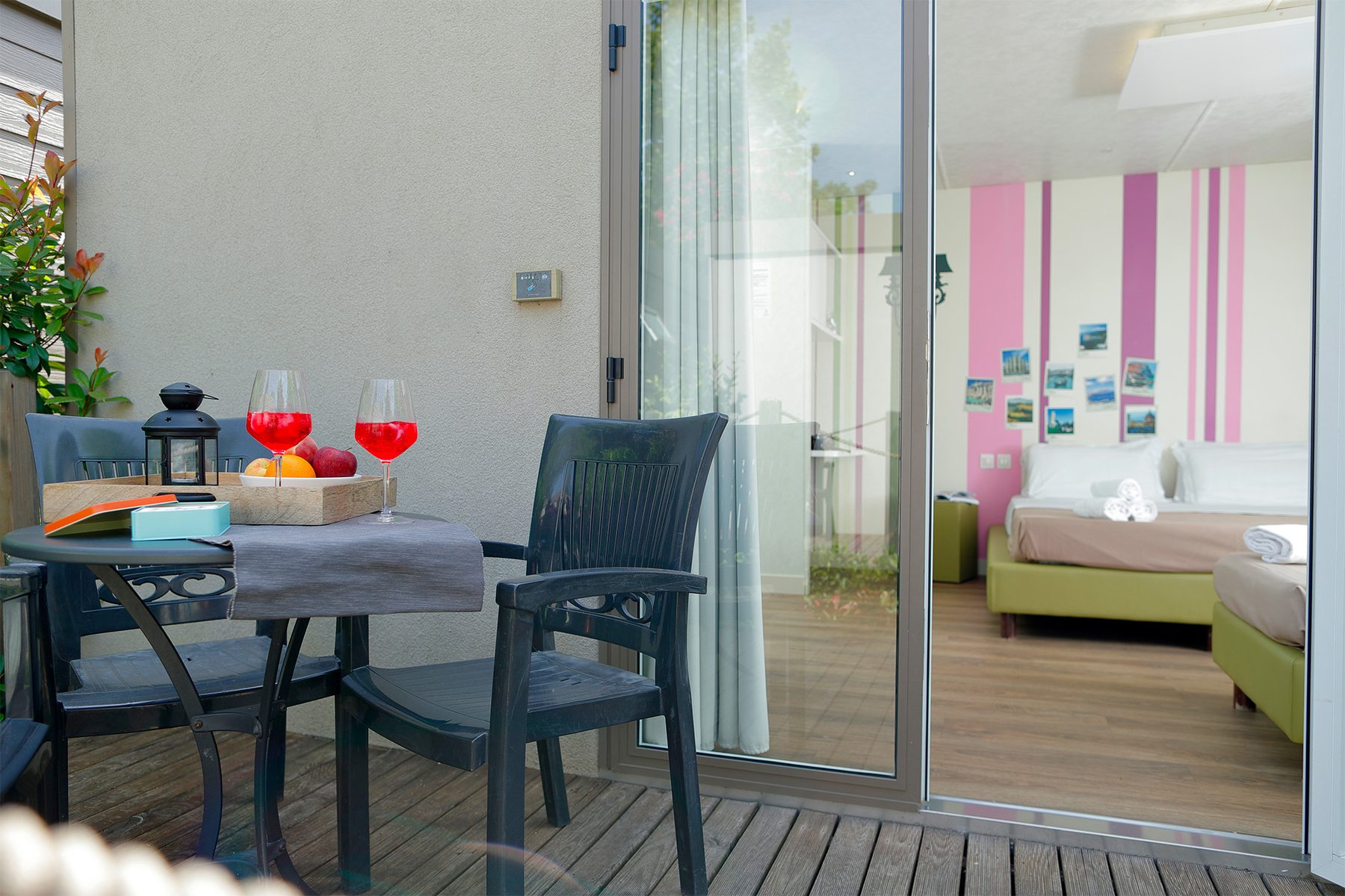 Eigen terras voor het huisje met zicht op de slaapkamer
