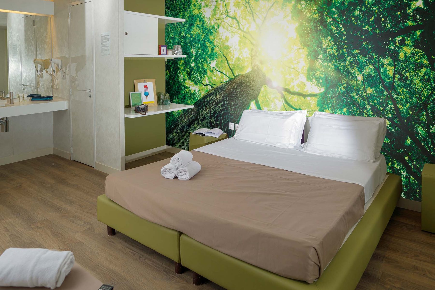Slaapkamer met tweepersoonsbed in het huisje