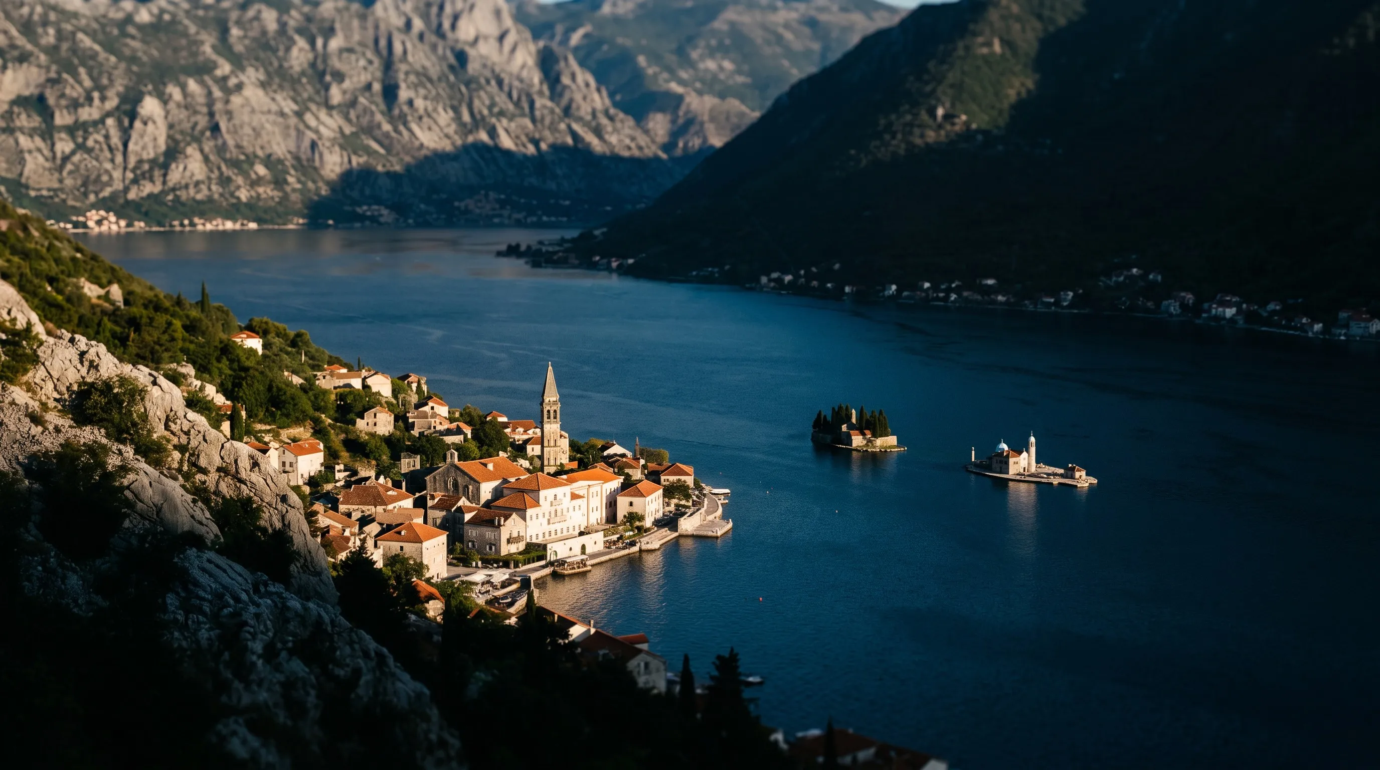 De Baai van Kotor met Perast en de twee eilandjes, Montenegro