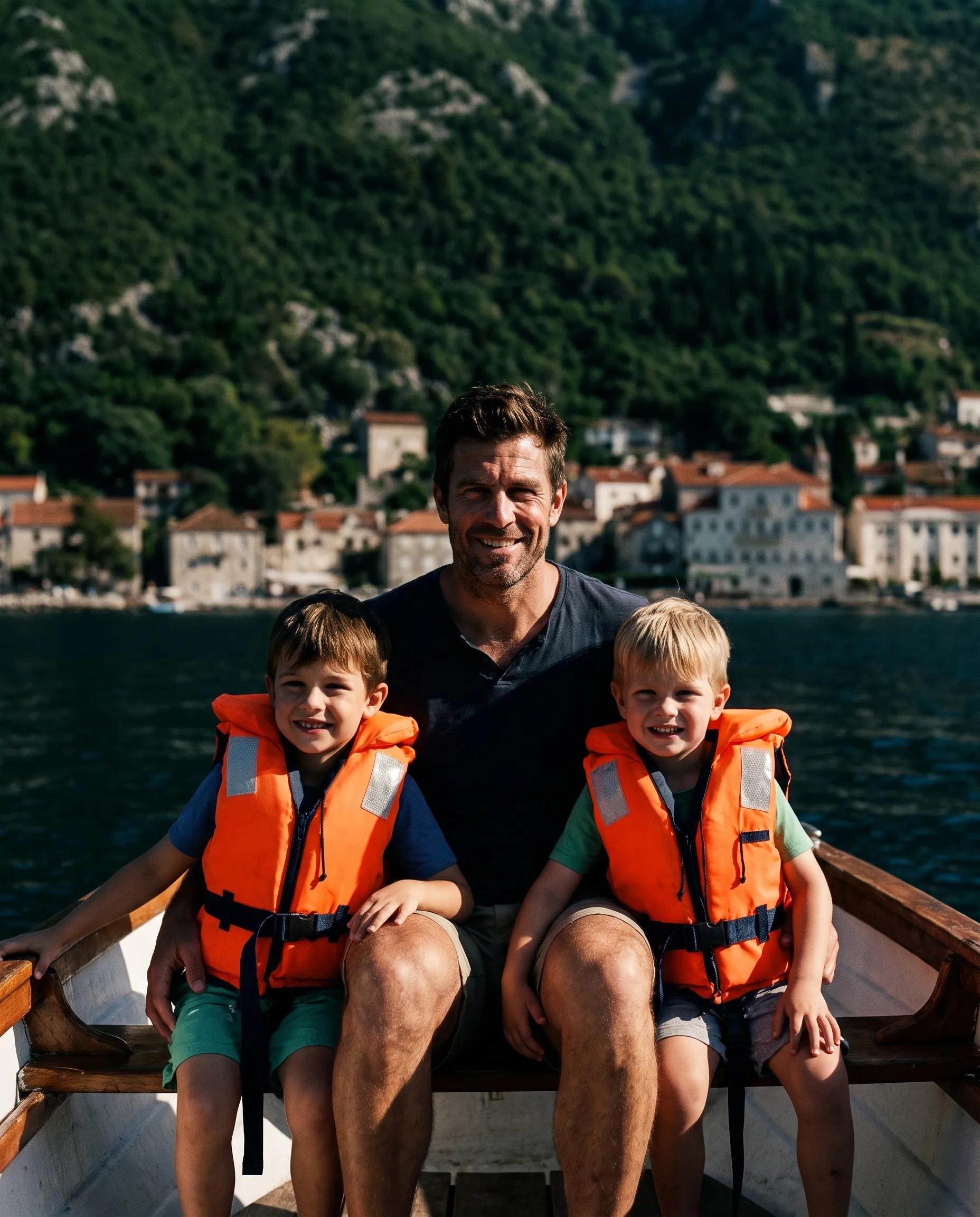 Vader met twee kinderen in een bootje op de Baai van Kotor bij Perast, Montenegro