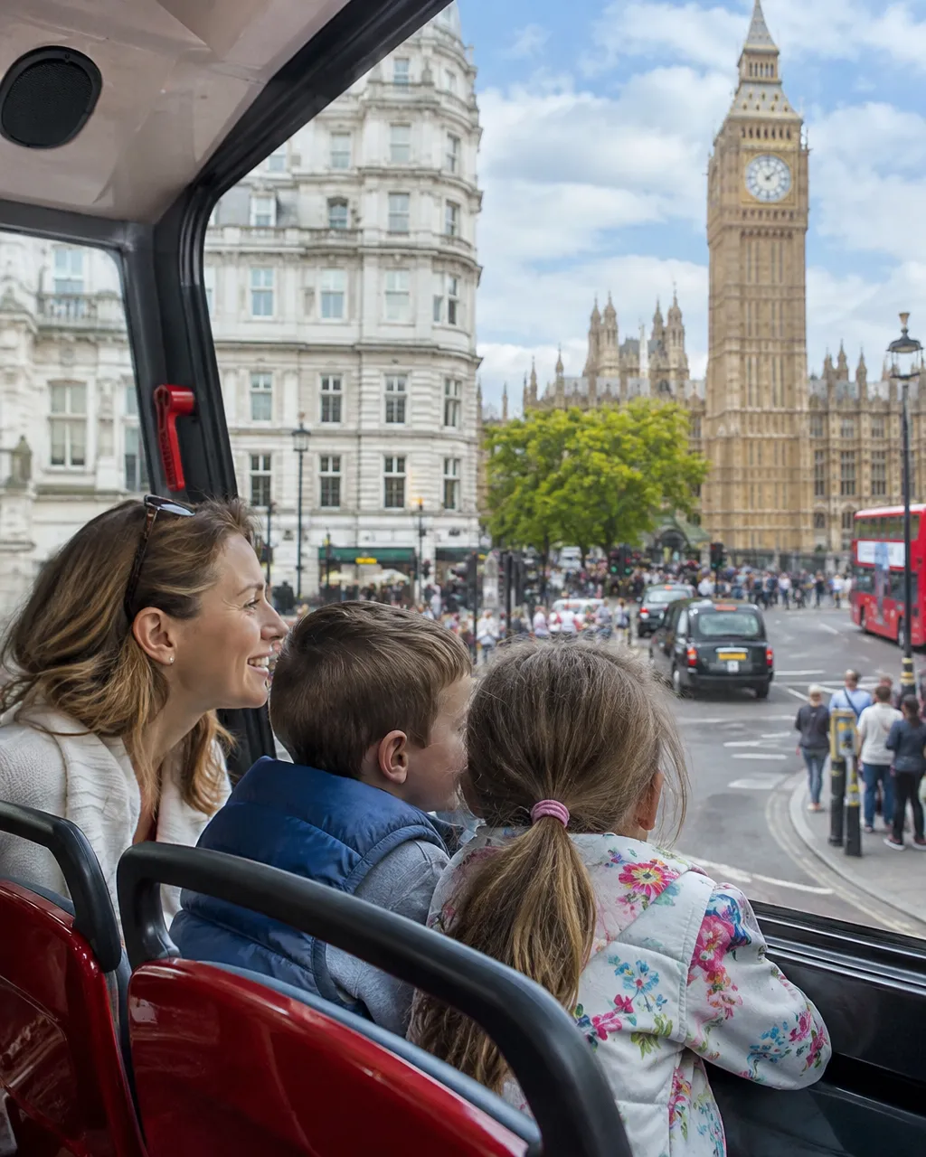 Kinderen bovenin een dubbeldekker in Londen