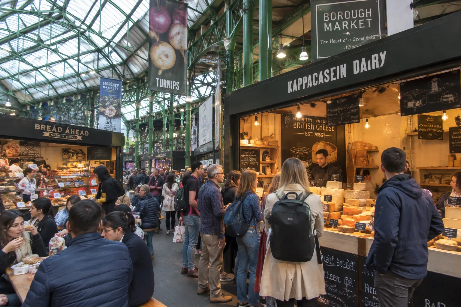 Kraampjes en bezoekers in Borough Market in Londen