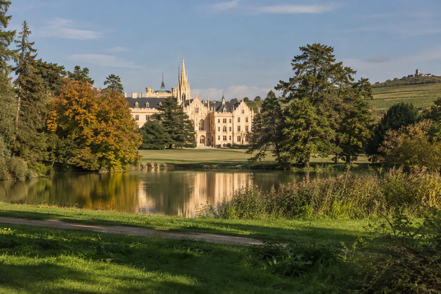 Kasteel Lednice aan de vijver in Zuid Moravië