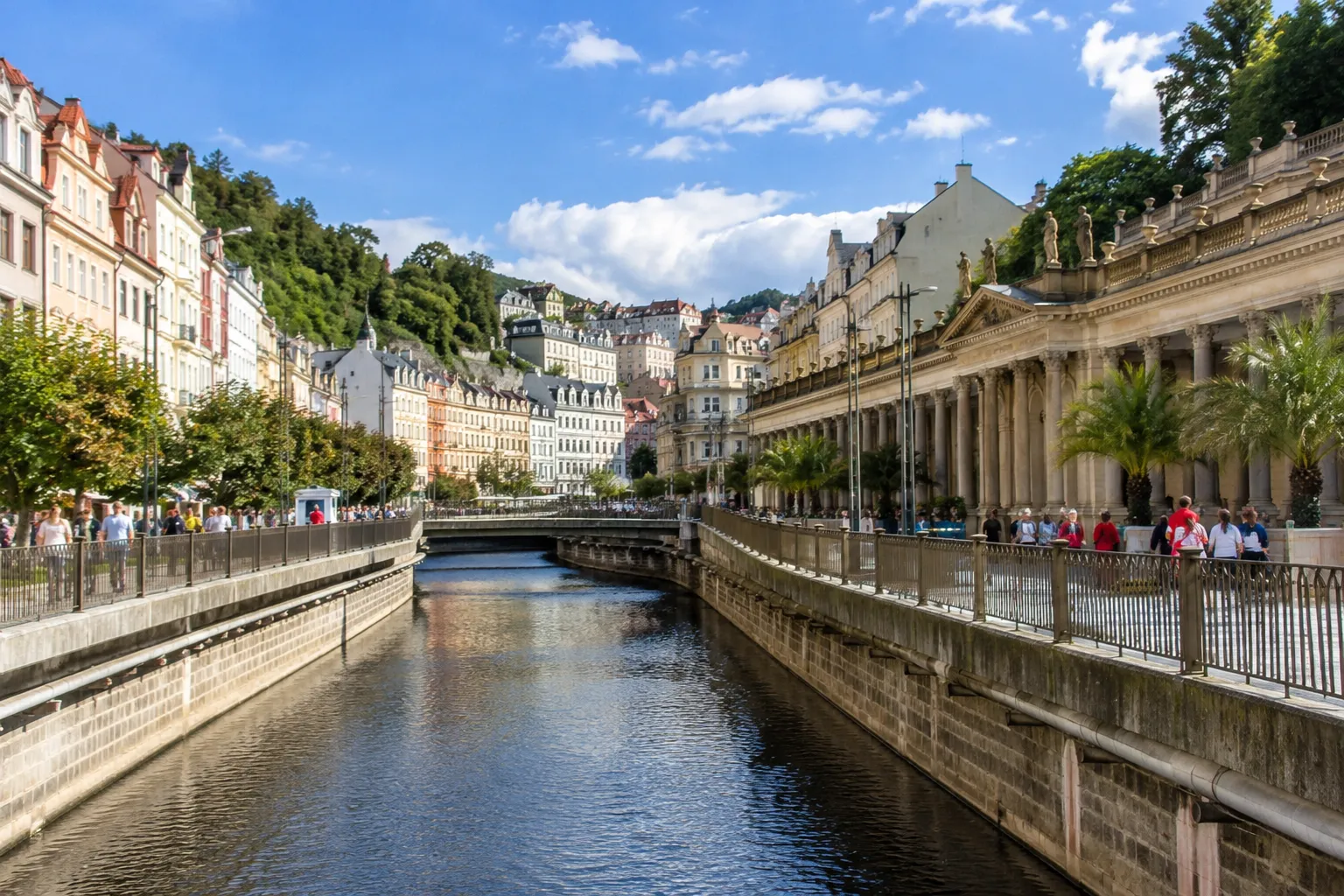 Pastelkleurige kuurhuizen langs de rivier in Karlovy Vary