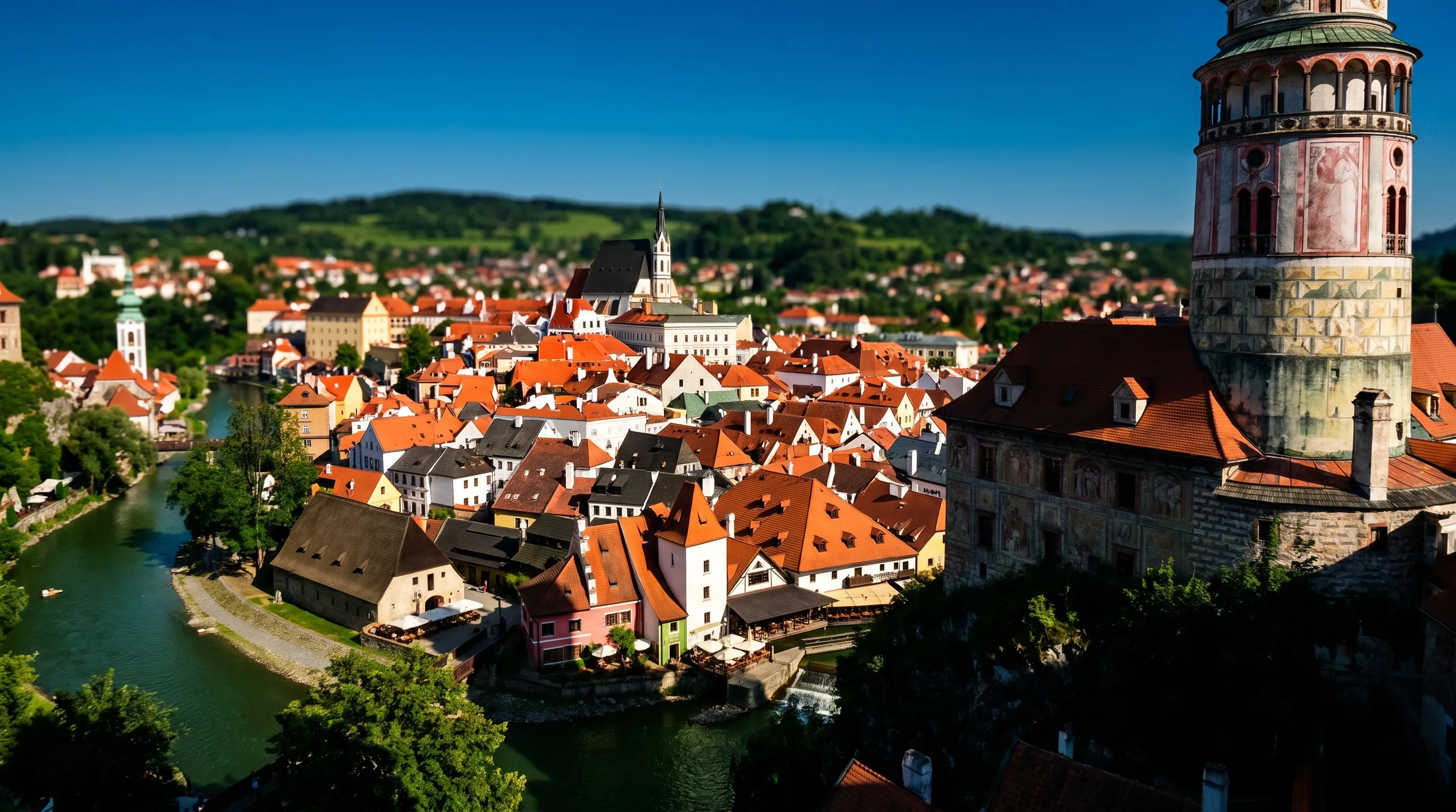 De oude stad van Cesky Krumlov in een bocht van de Moldau met de kasteeltoren