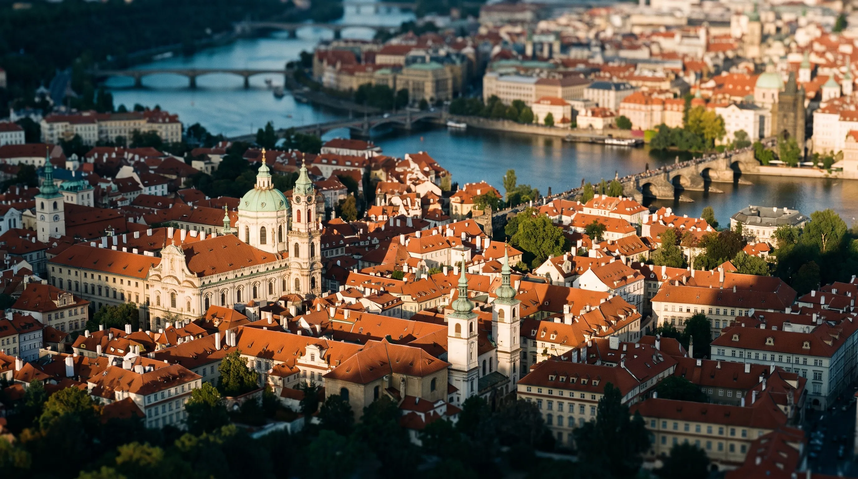 De rode daken van Mala Strana en de Moldau met bruggen, Praag