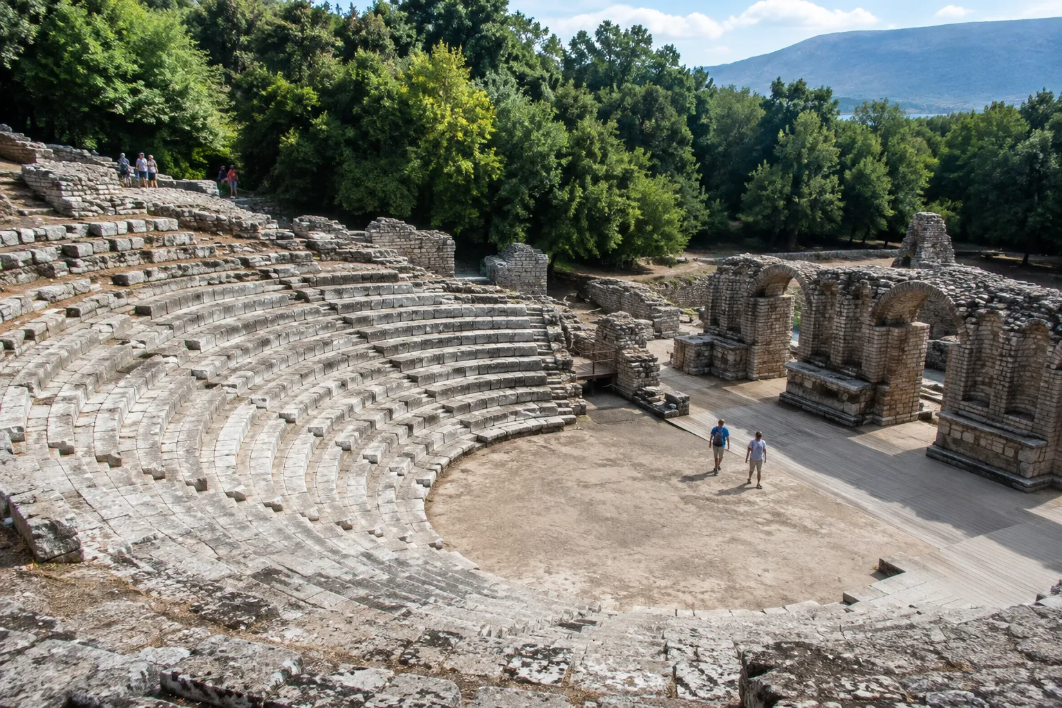Het oude theater van Butrint tussen het groen, Albanië