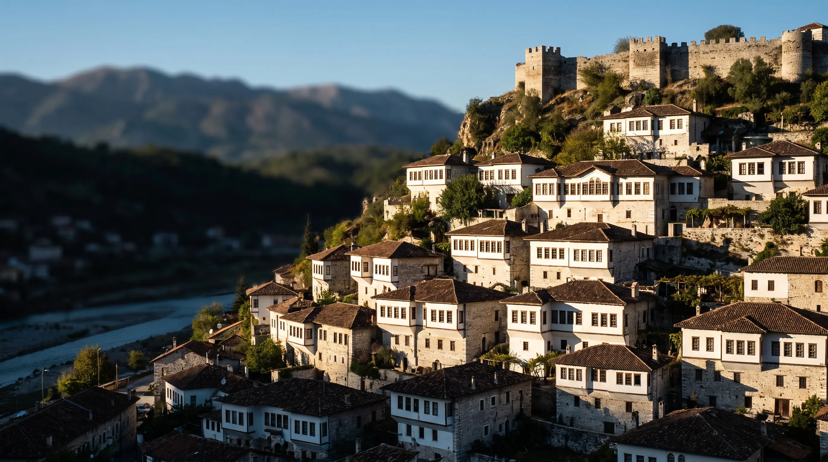 De witte Ottomaanse huizen van Berat tegen de heuvel, Albanië