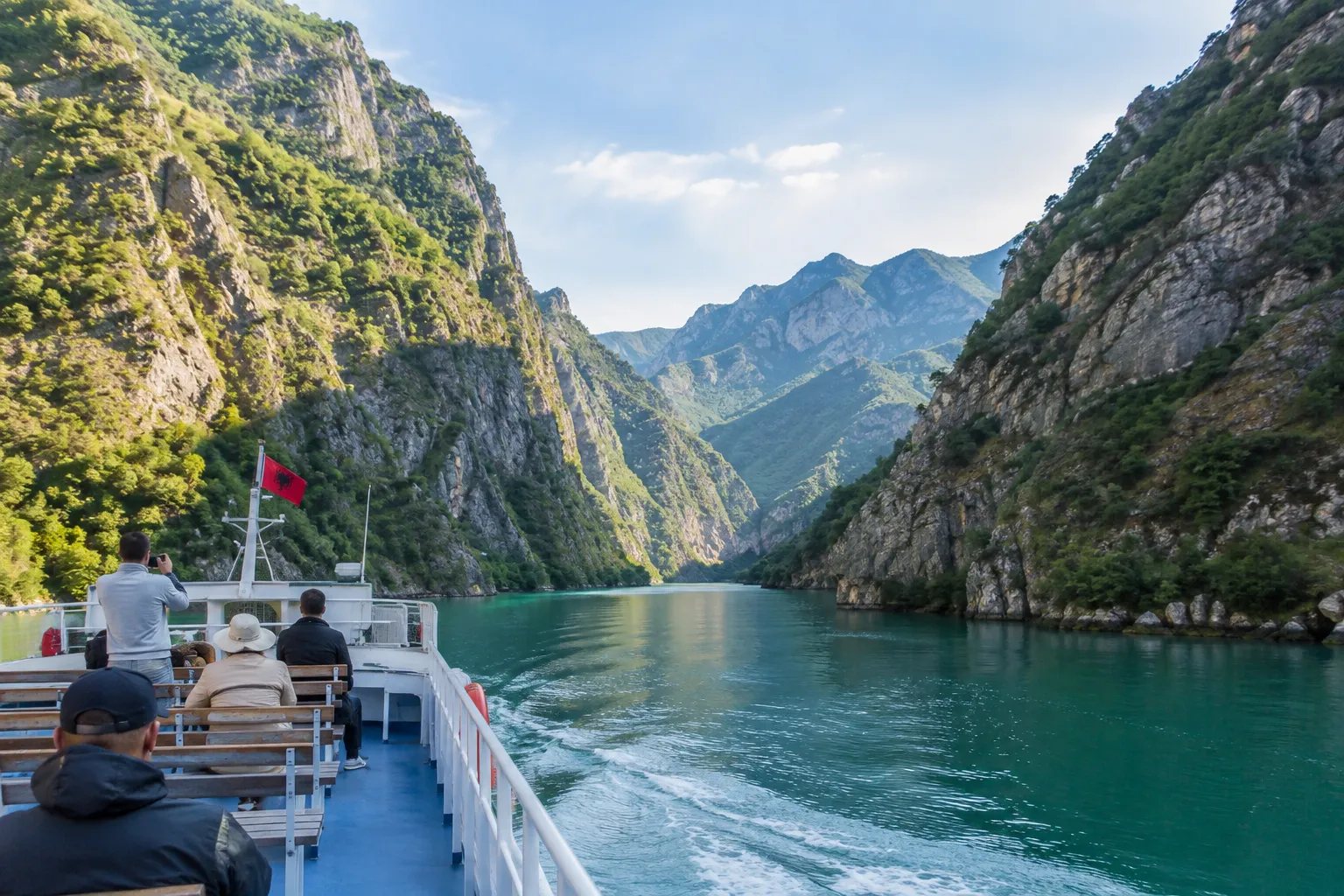 Veerboot tussen de steile rotswanden van het Koman meer, Albanië