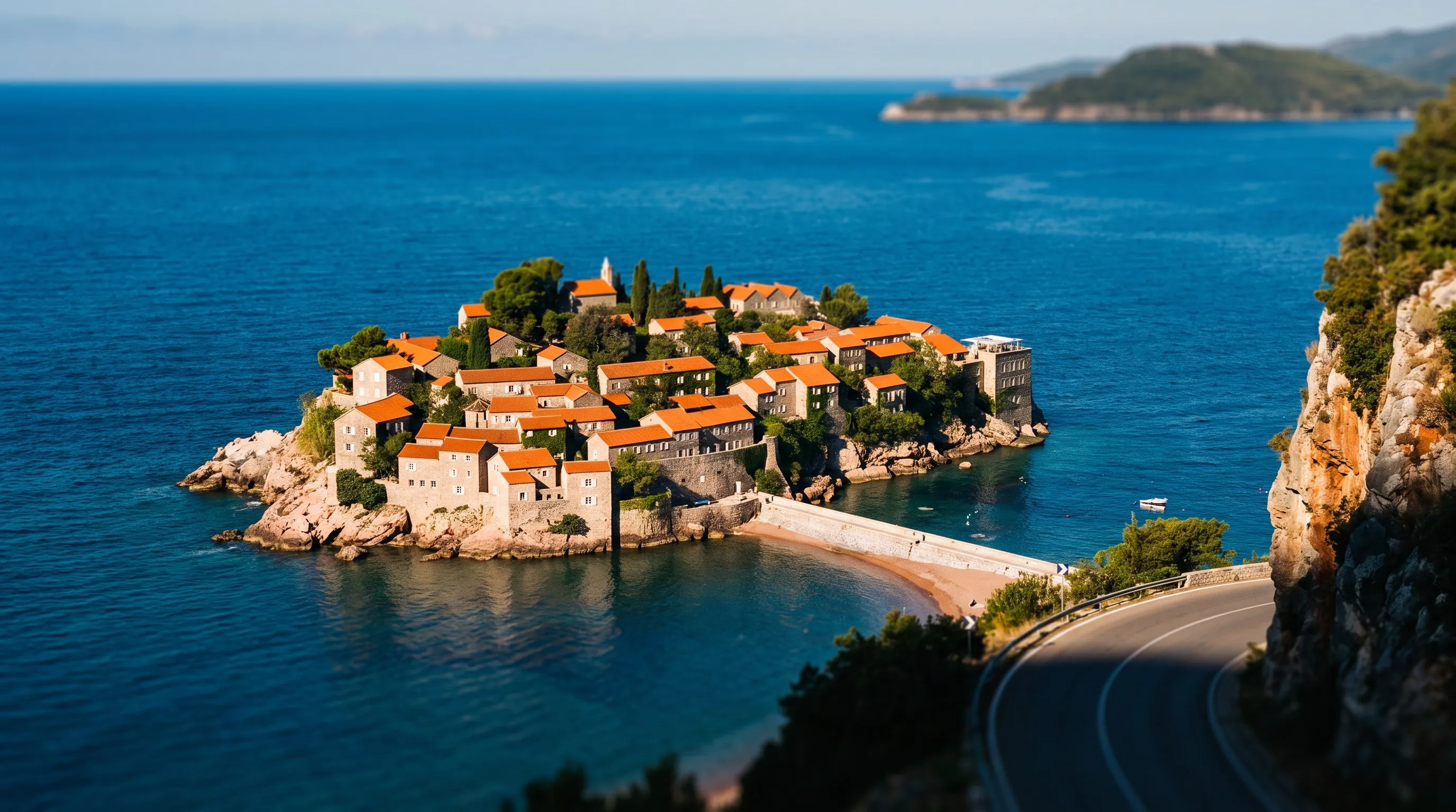 Het eilandje Sveti Stefan aan de kust van Montenegro