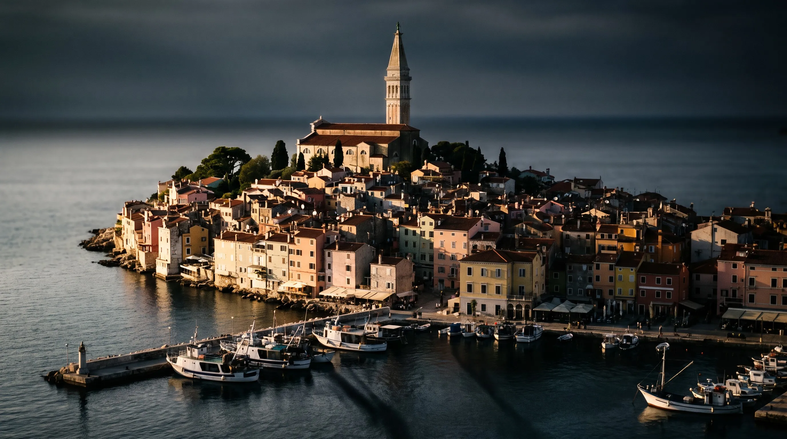 Het kustplaatsje Rovinj met de kerktoren en vissersbootjes, Istrië