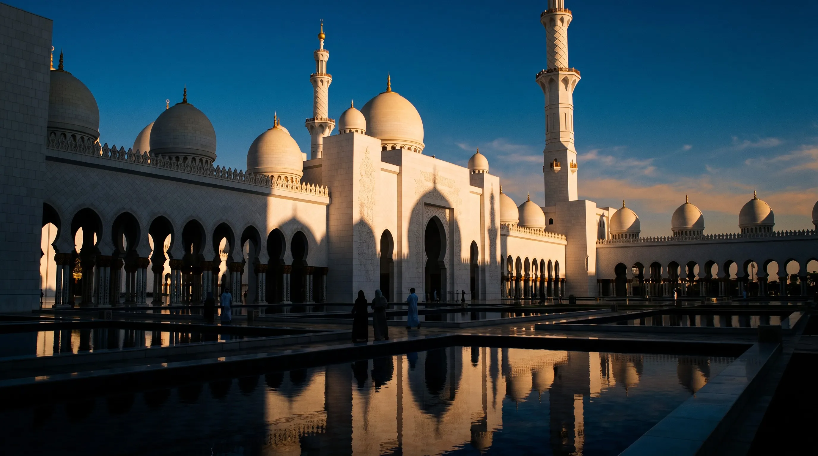 De witte Sheikh Zayed moskee in Abu Dhabi weerspiegeld in de vijvers