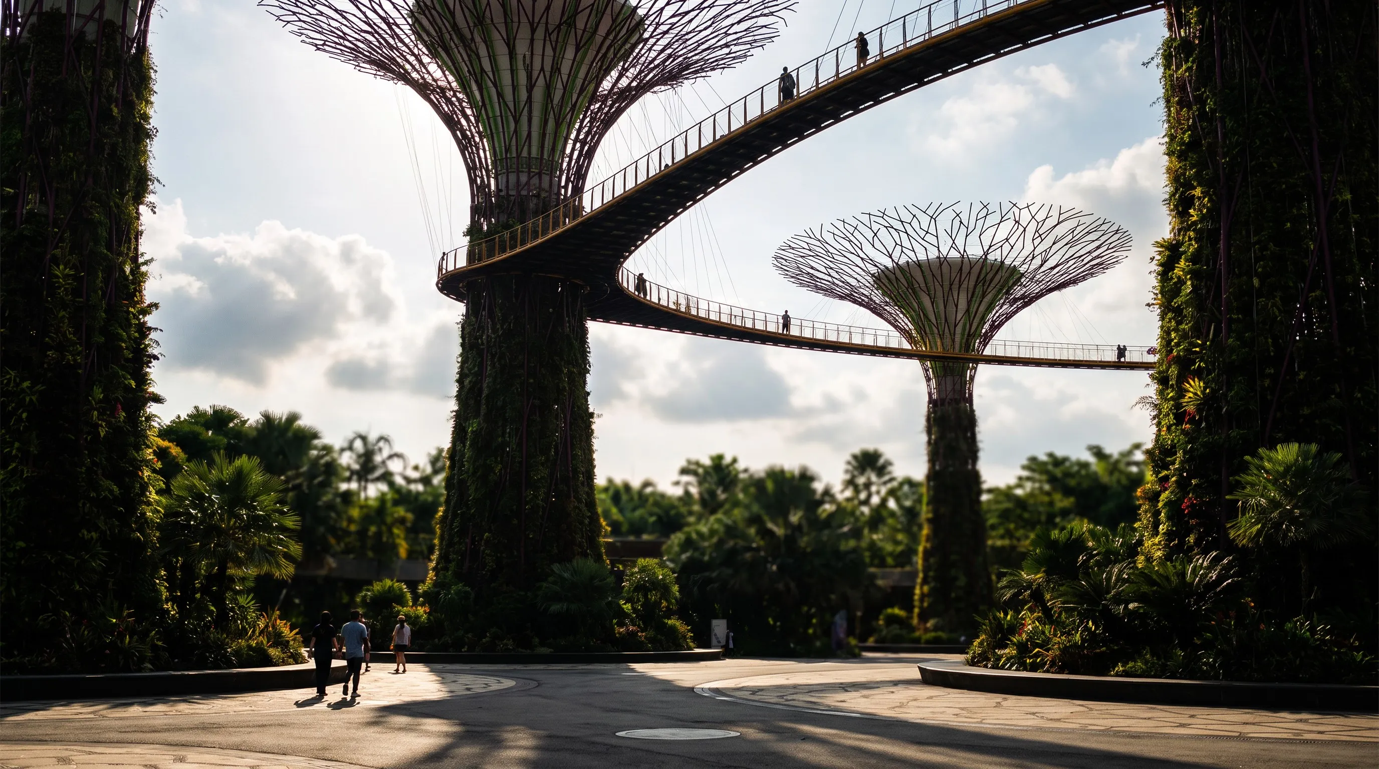 De Supertrees met de loopbrug in Gardens by the Bay, Singapore
