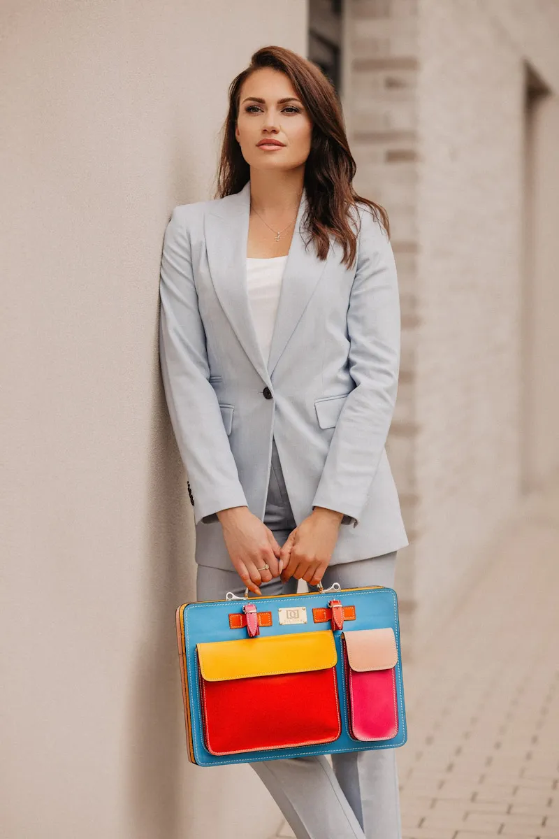Frau mit eleganter Ledertasche
