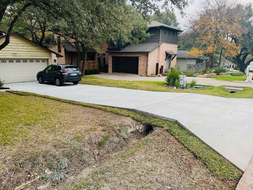 New concrete driveway installation with clean finish and reinforced edges for residential property in Austin, Texas