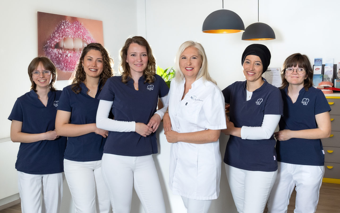 Frau Dr. Adriana Theodor mit ihrem Team in der Zahnarztpraxis in Neustadt an der Weinstraße