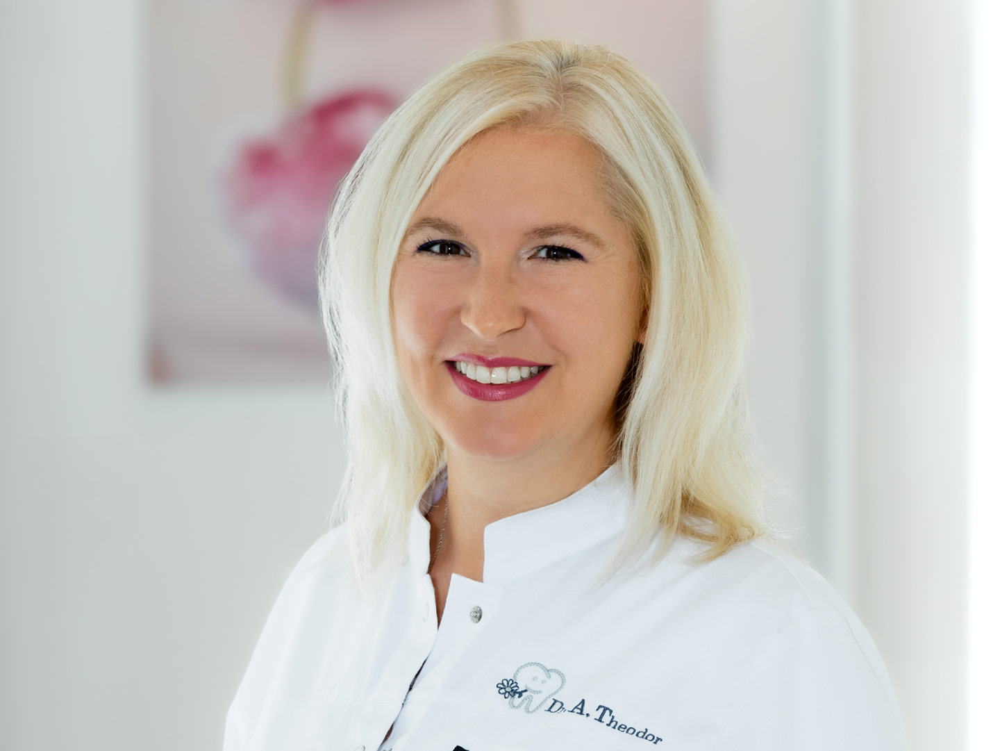 Frau Dr. Adriana Theodor Zahnärztin im Portrait