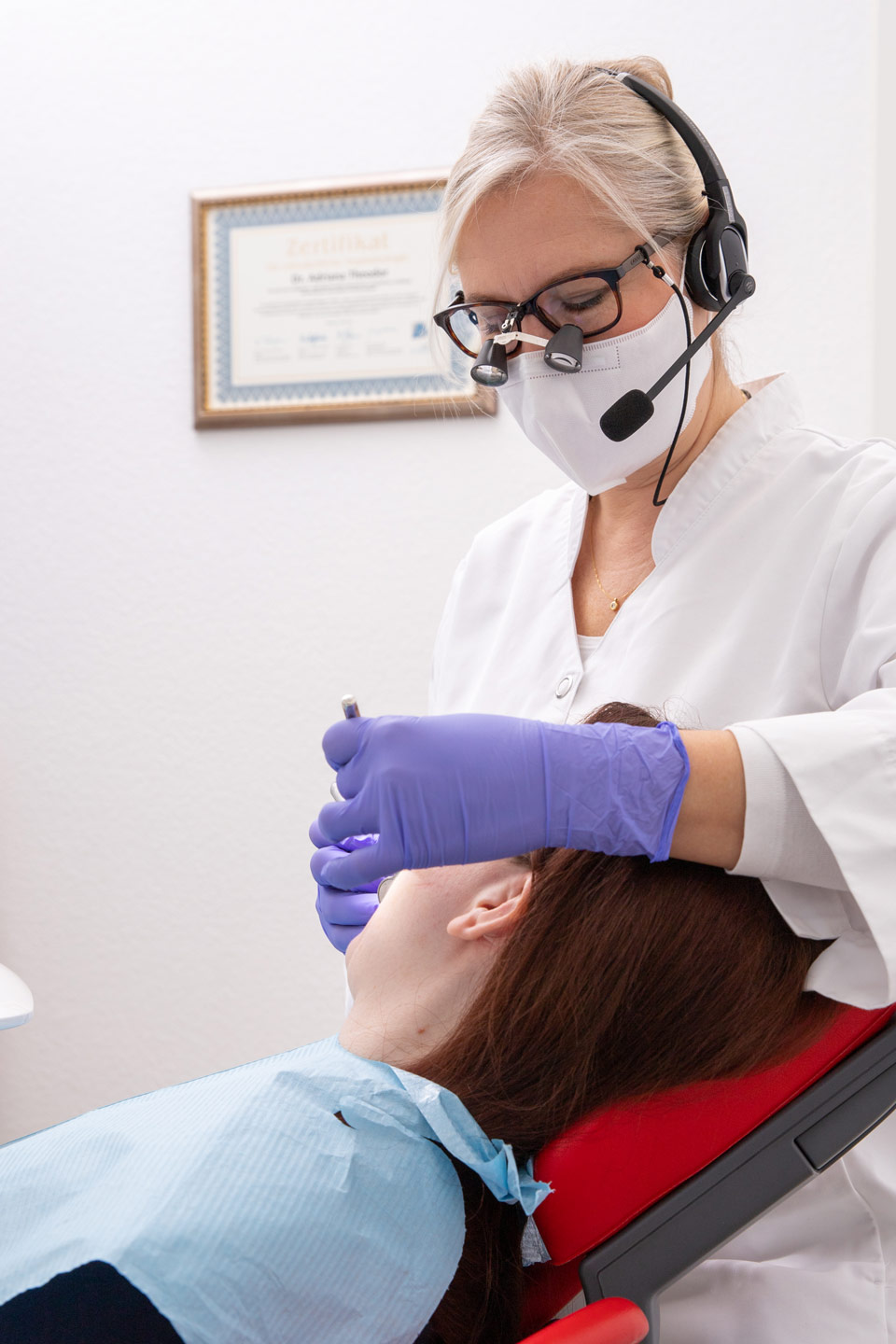 Dr. Adriana Theodor bei der Behnadlung eines Patienten