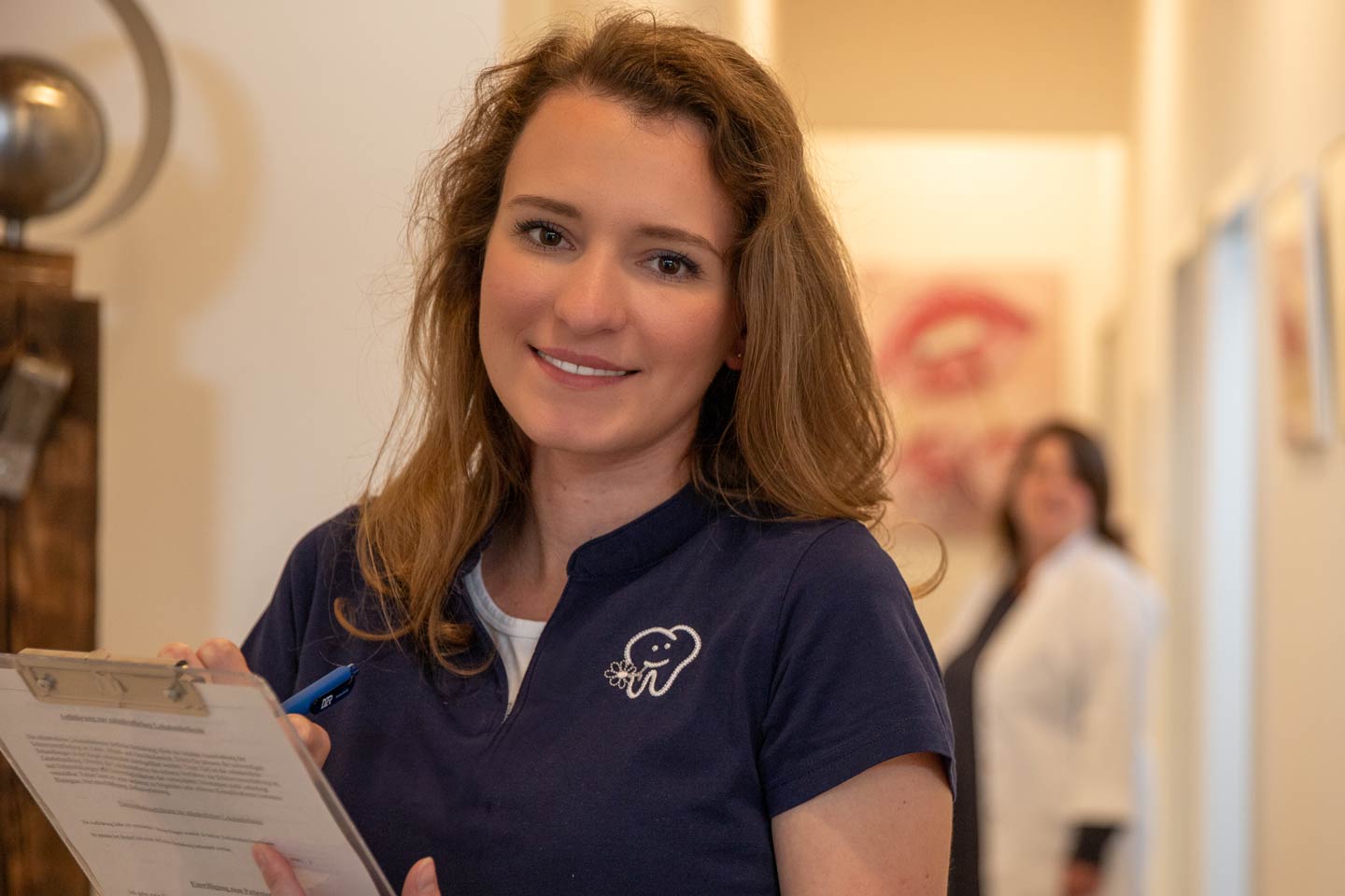 Junge Frau am Empfang beim Zaharzt