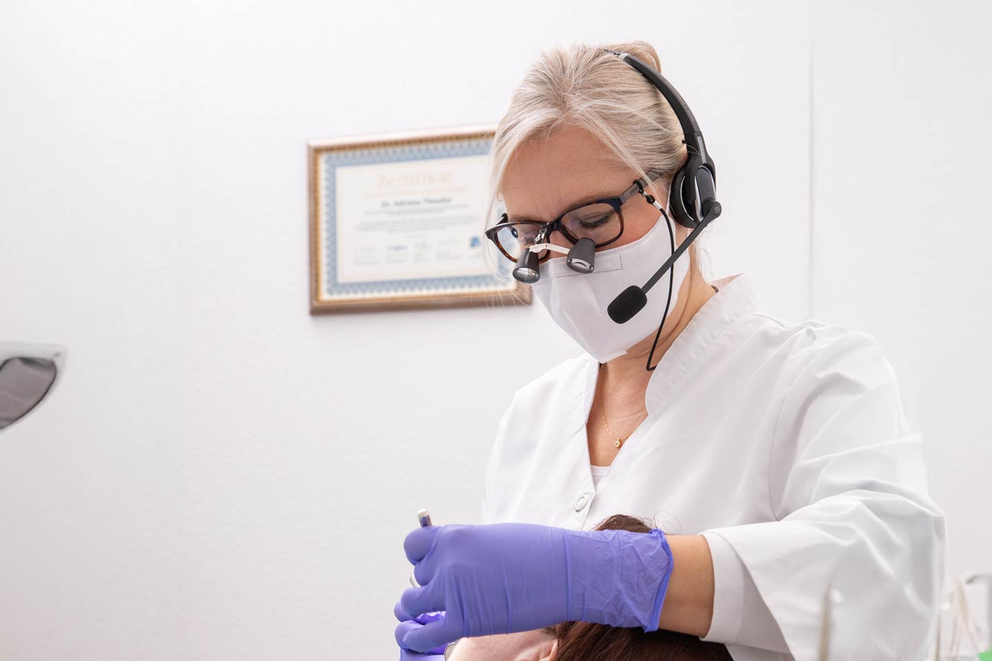 Zahnärztin Frau Dr. Theodor bei der Behandlung