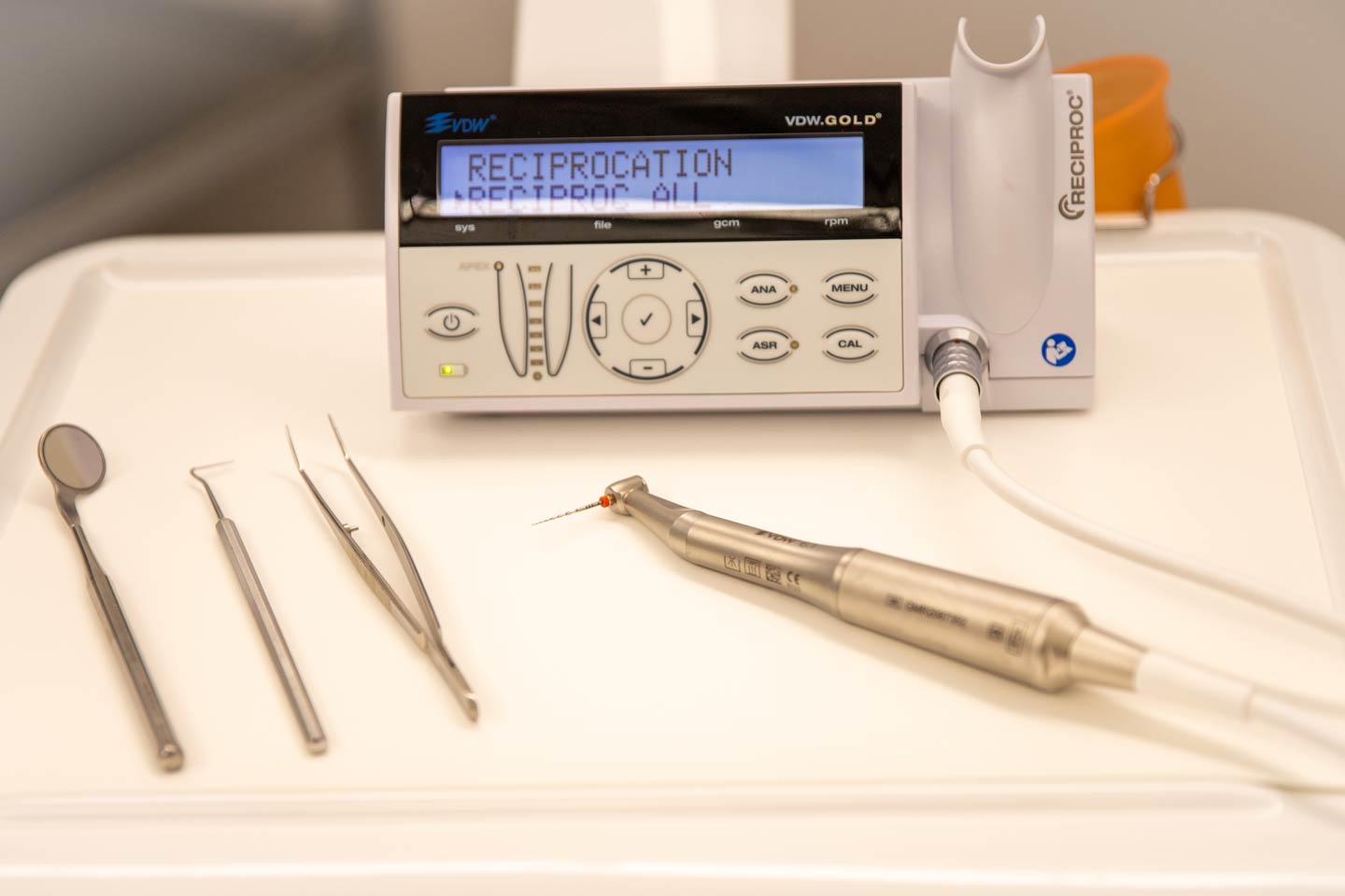 Zahnärztliche Geräte auf einem Tabeltt