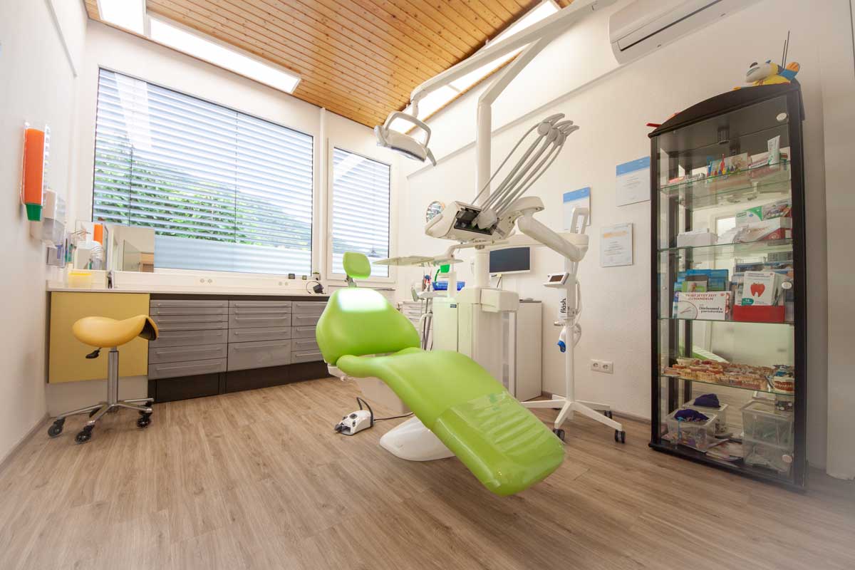 Behandlungsraum mit grünem Stuhl in der Zahnarztpraxis am Pavillon Dr. Adriana Theodor