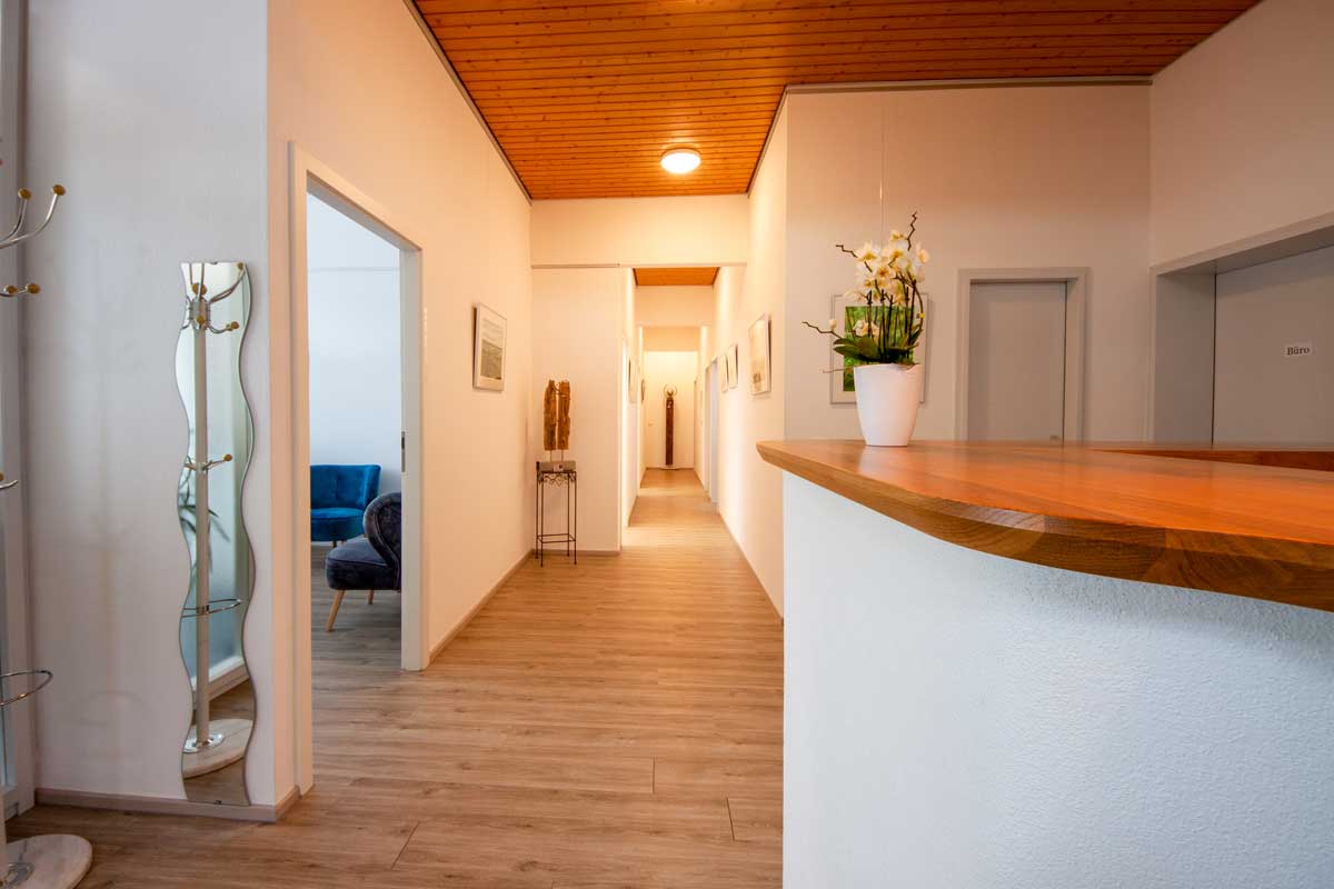 Flur in der Zahnarztpraxis am Pavillon Dr. Adriana Theodor