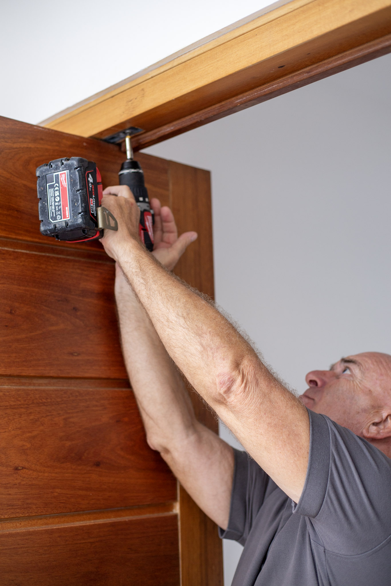 Justin (eigenaar Bon BIni Beheer Curacao) verricht loodgieters werkzaamheden