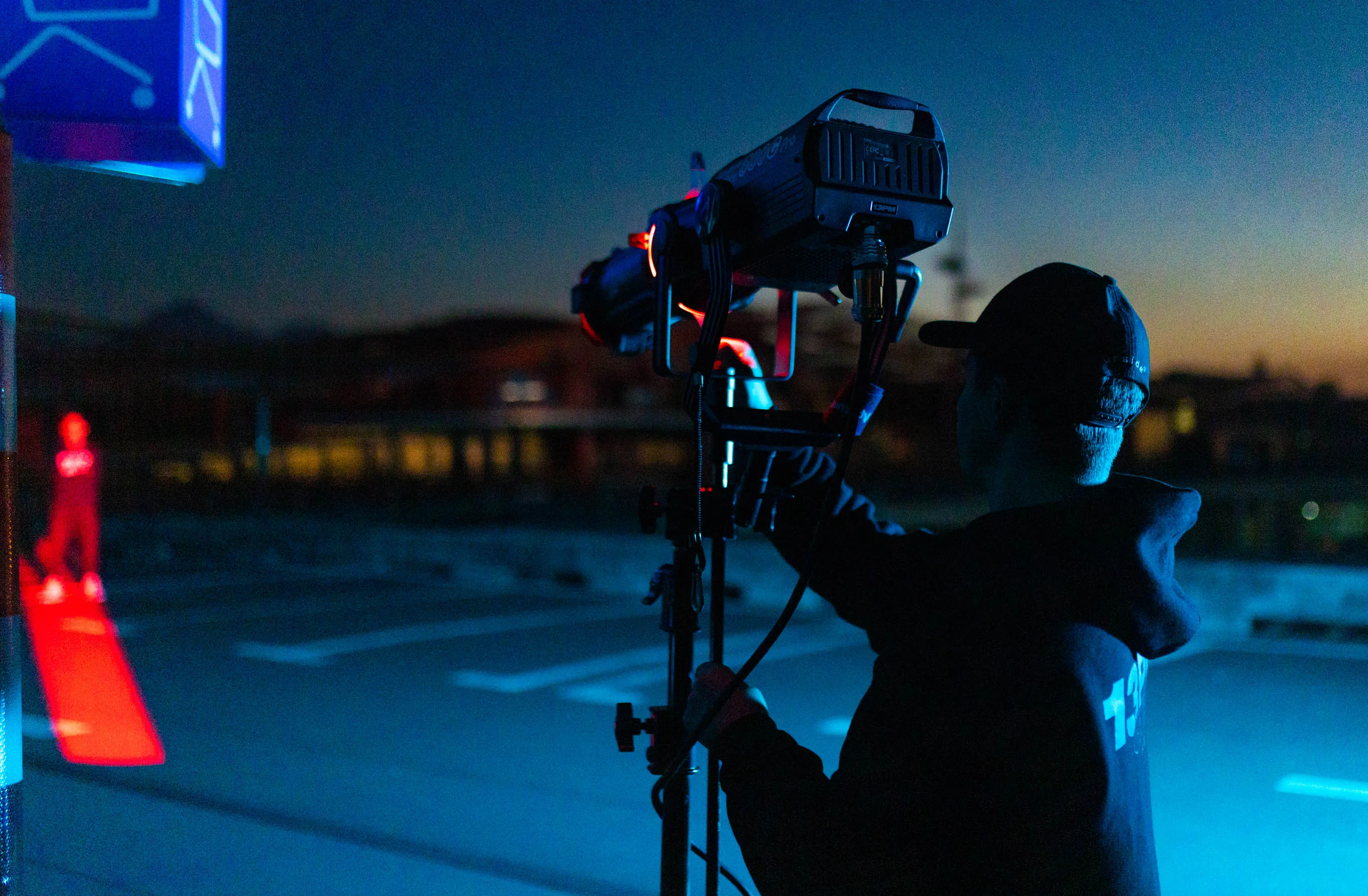 Ein Mann mit rotem Licht in der Nacht 