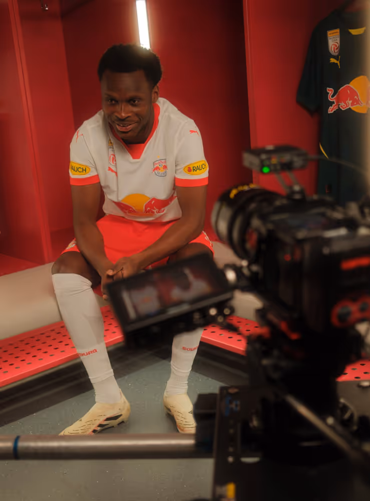 Samson Baidoo in der Kabine vor einer Kamera