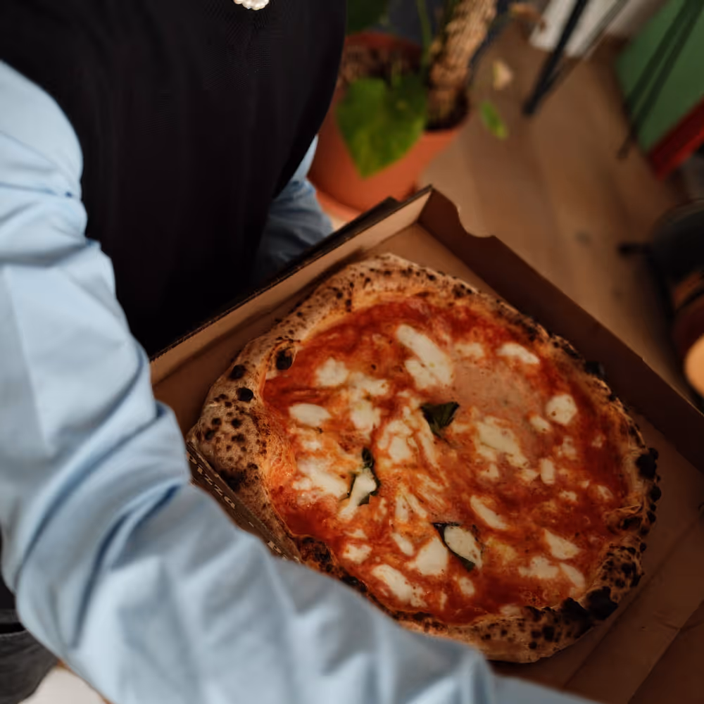 Eine Pizza in einer Pizzaschachtel