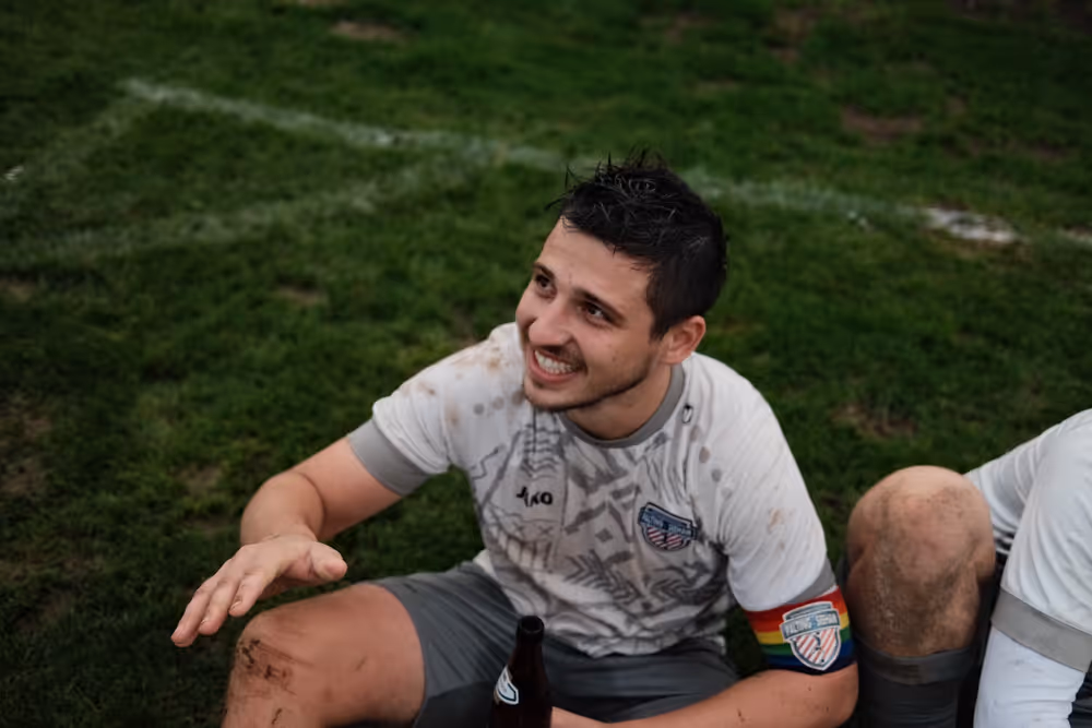 Ein junger Mann auf dem Rasen in einem Trikot 