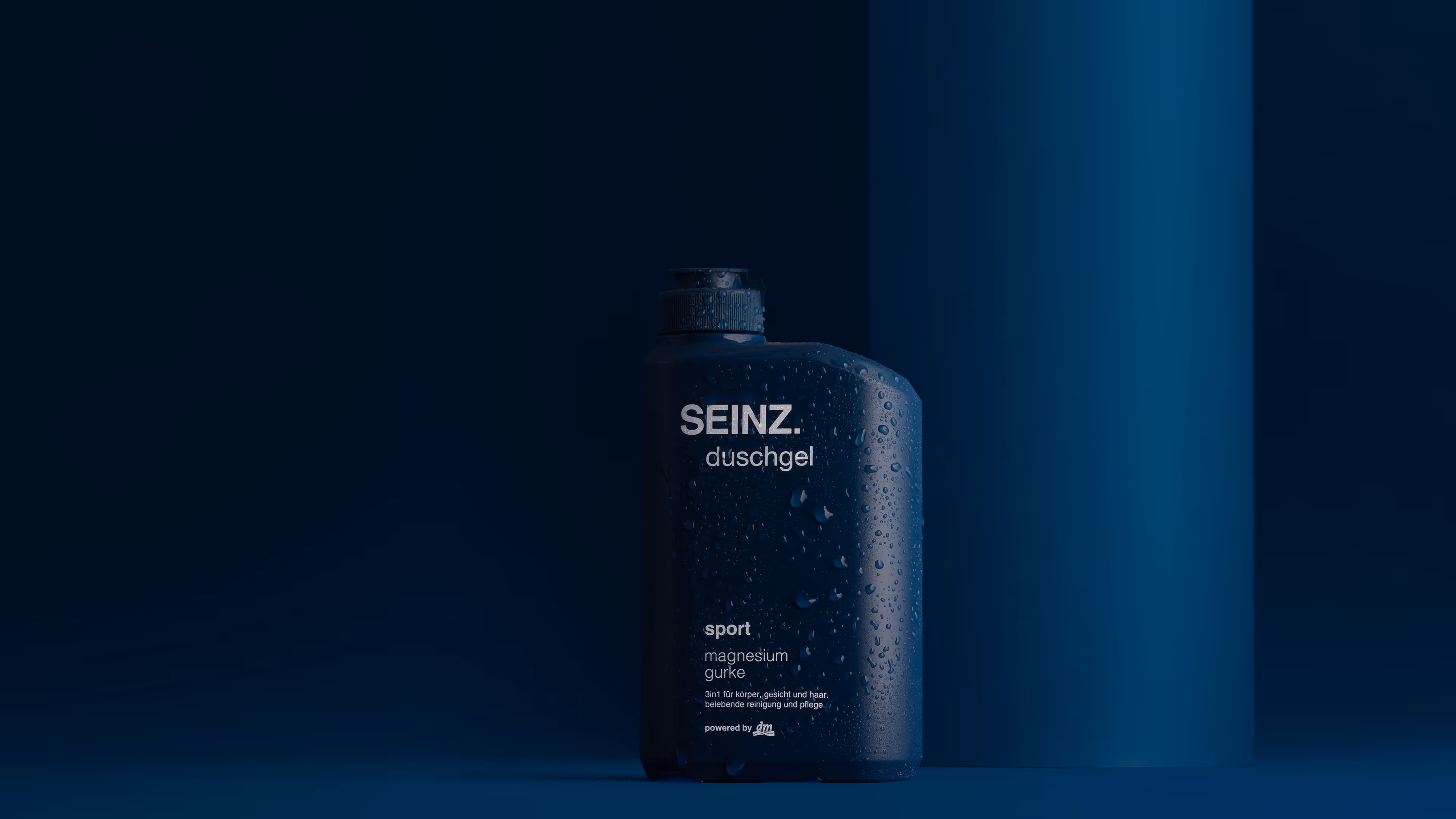 Dunkelblaue Flasche mit SEINZ. Duschgel Sport Magnesium Gurke und Wassertröpfchen vor blauem Hintergrund.