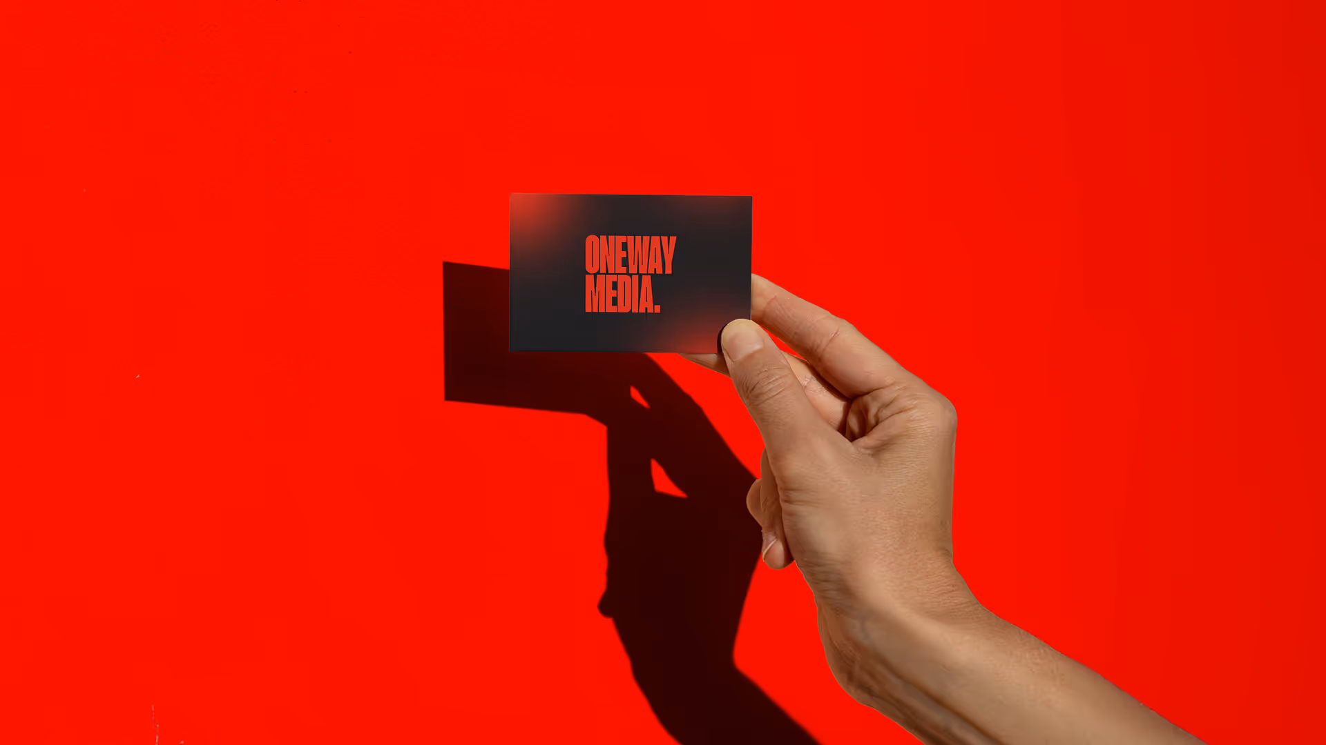 Rebranding & Webdesign für ONEWAYMEDIA aus Passau: Neue Corporate Identity, moderne Website mit Custom-Funnel & stylische Mitarbeiter-Shirts für das Filmteam.