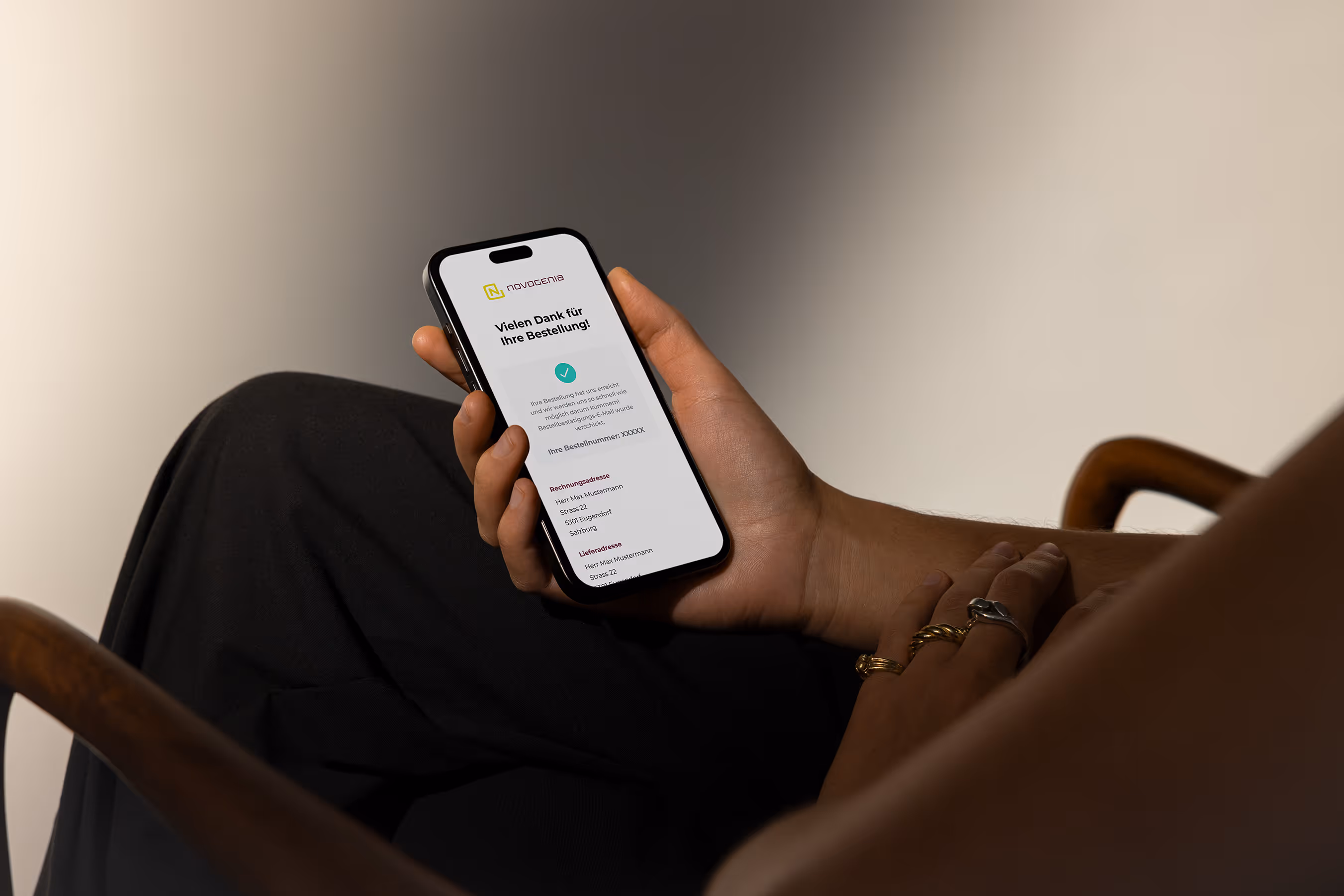 Screendesign für Novogenia: Nutzerfreundliche B2B-Vertriebsplattform & einheitliches Design für Verkaufsbroschüren, Printmedien & Gutscheinvorlagen.